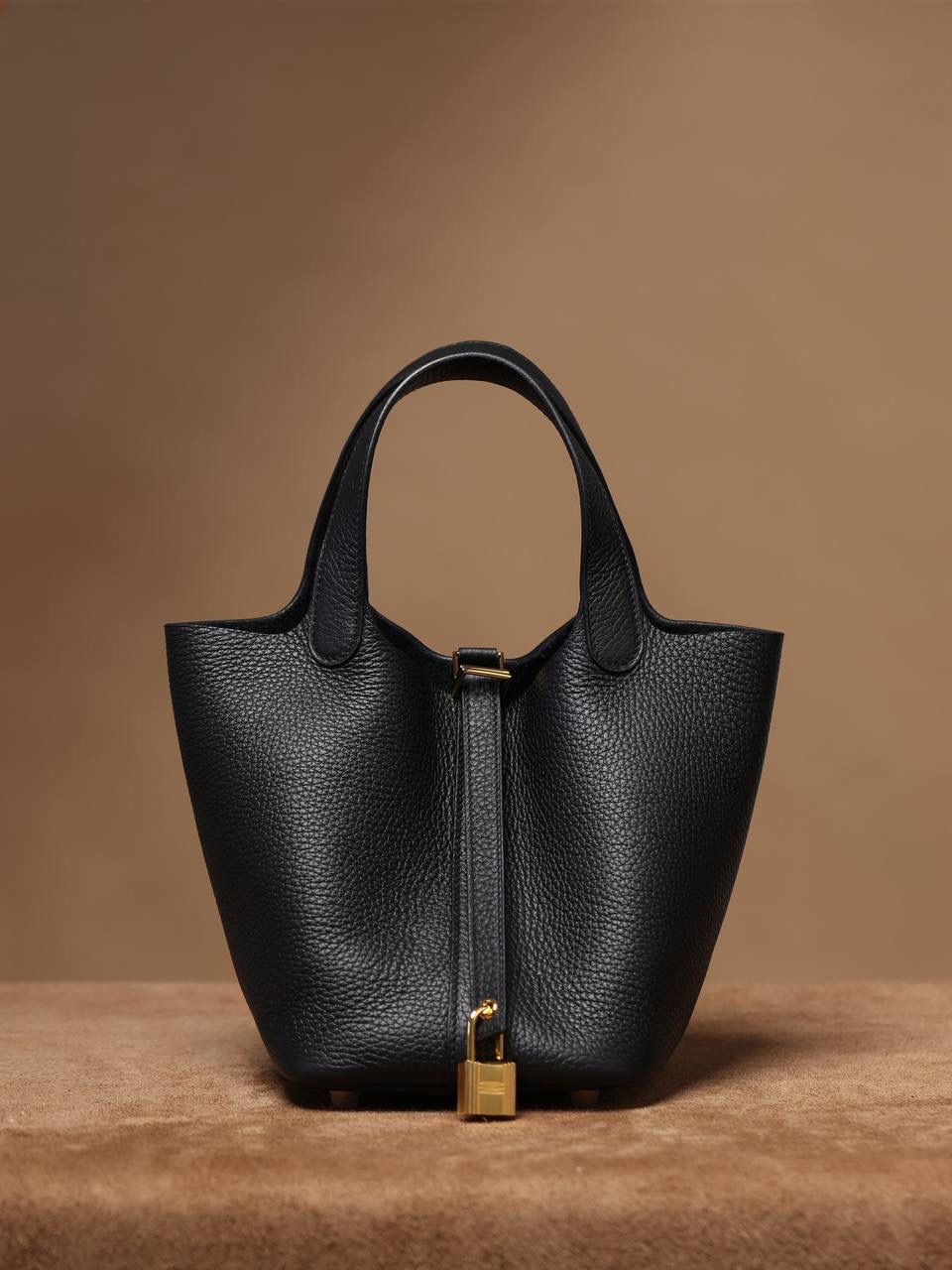 H菜篮子🧺✨ 黑色18cm金扣 独家渠道货！独家背景！高清实拍图！ 每个细节可放大看，全网天花板级别的菜篮子，独一无二的过验产品，每个细节都是对版的！ 纯手工制作、细工慢活、工匠精神雕刻的艺术精品！零售后，包满意！ 尺寸：18 X 19 X 13.5cm