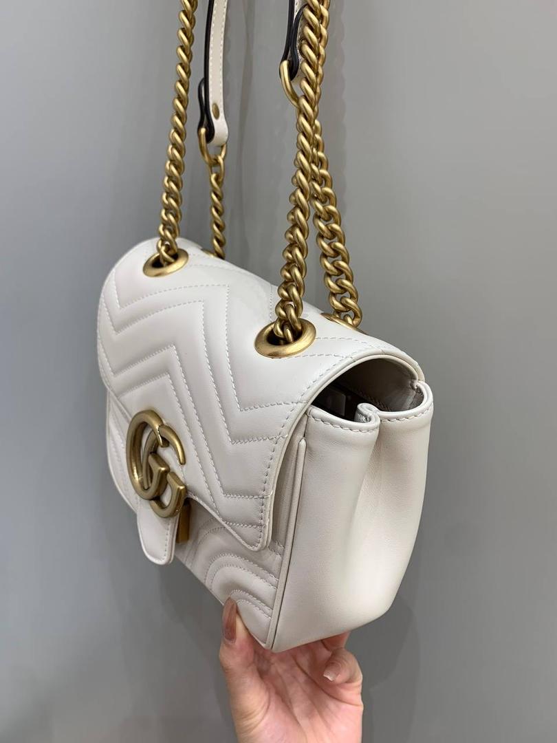 新背景实拍正品级 。Gucc1 marmont方胖子(原皮白色)💕🤩 方胖子这名字真的太适合他本尊了，真的是胖墩墩的贼可爱，皮料质感也是贼好，版型跟之前经典款的有点差别，做法也不一样，所以出来的手感也相差蛮大的，这款的手感版型跟他名字一样，就是个胖子，皮料弹性很大，就是专柜的味道！！ 型号739682 尺寸18/15/8cm