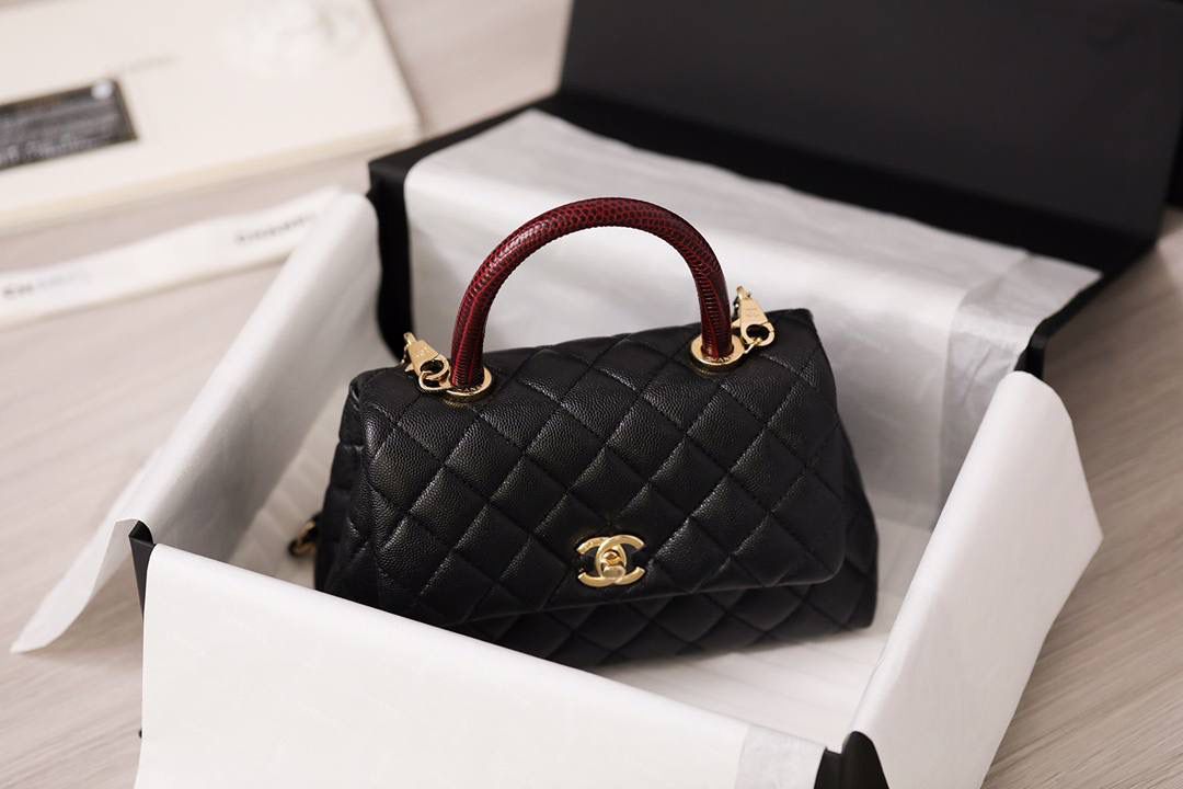 coco handle小号黑荔枝纹配枣红蜥蜴皮，和CF一个渠道的尾单货，拿过的都不用多介绍啦！❤️‍🔥❤️‍🔥 尺寸:14 X 24 X 10cm