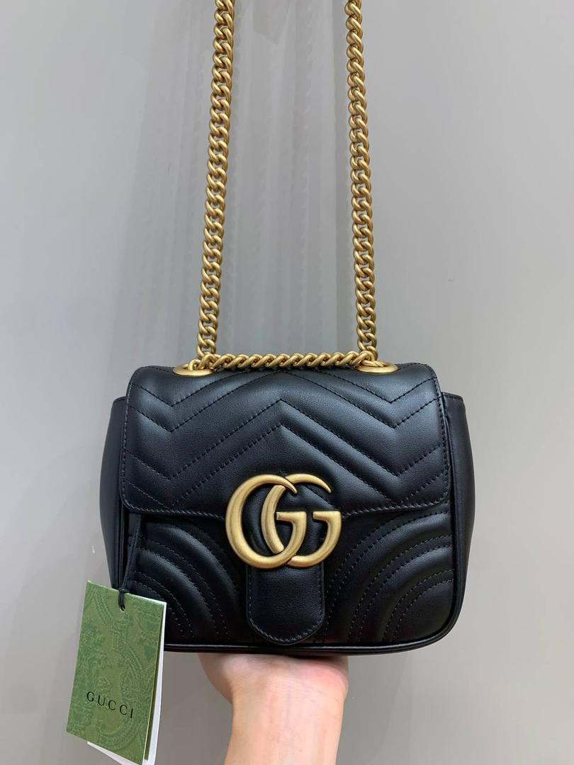 新背景实拍正品级 。Gucc1 marmont方胖子(原皮黑色)💕🤩 方胖子这名字真的太适合他本尊了，真的是胖墩墩的贼可爱，皮料质感也是贼好，版型跟之前经典款的有点差别，做法也不一样，所以出来的手感也相差蛮大的，这款的手感版型跟他名字一样，就是个胖子，皮料弹性很大，就是专柜的味道！！ 型号739682 尺寸18/15/8cm