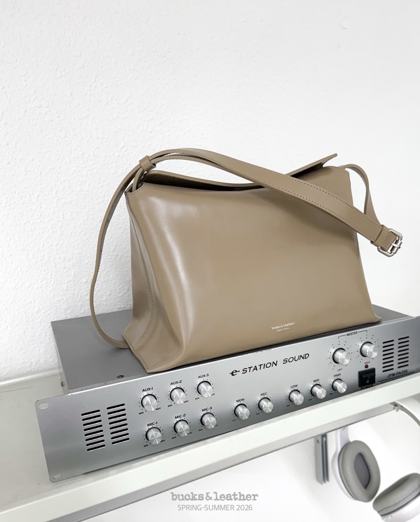 【26SS新皮】預訂_牛皮亮面 Bread bag 磁吸枕頭包 (L) By Bucks & leather