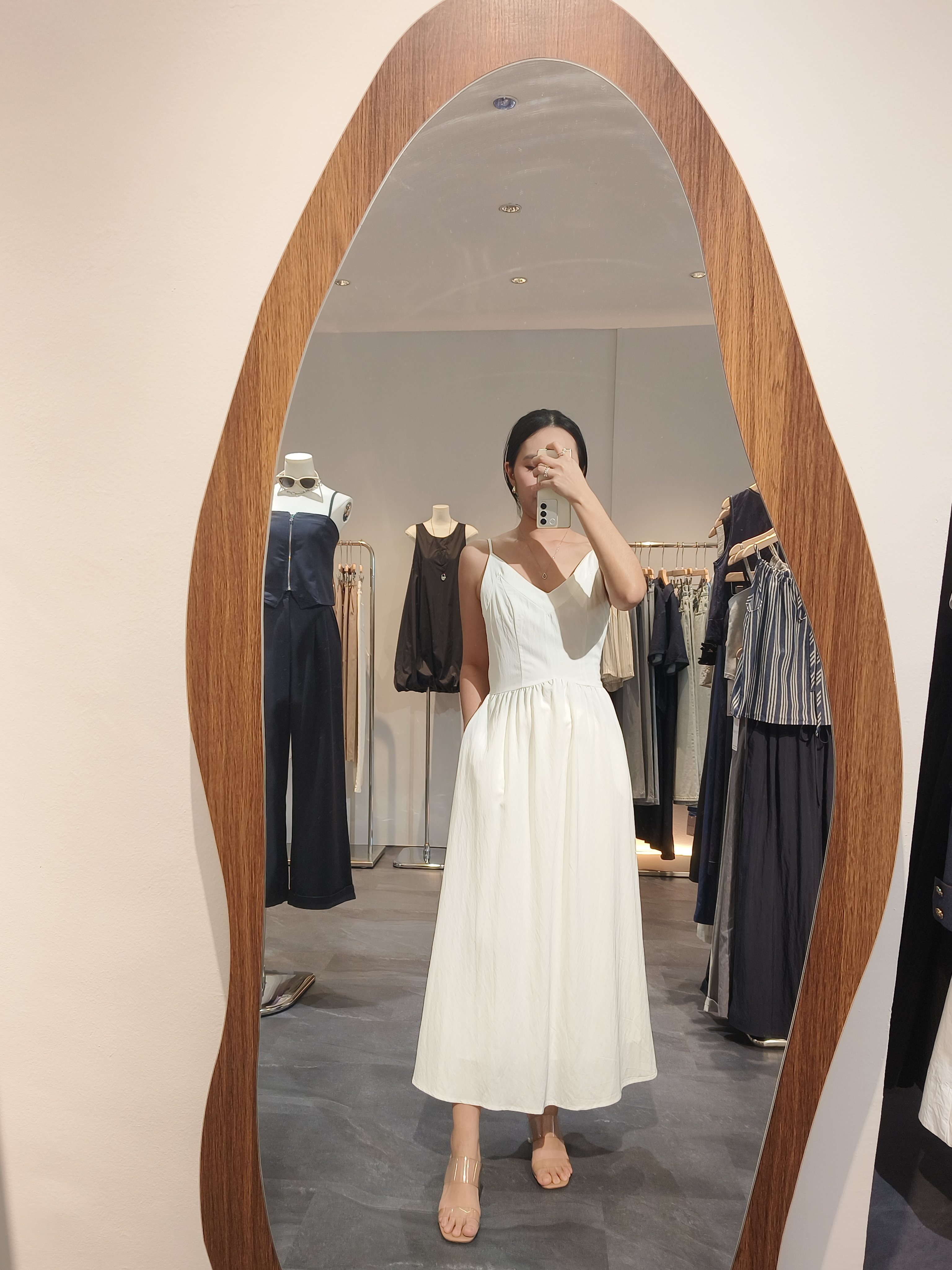 白色简约吊带连衣裙