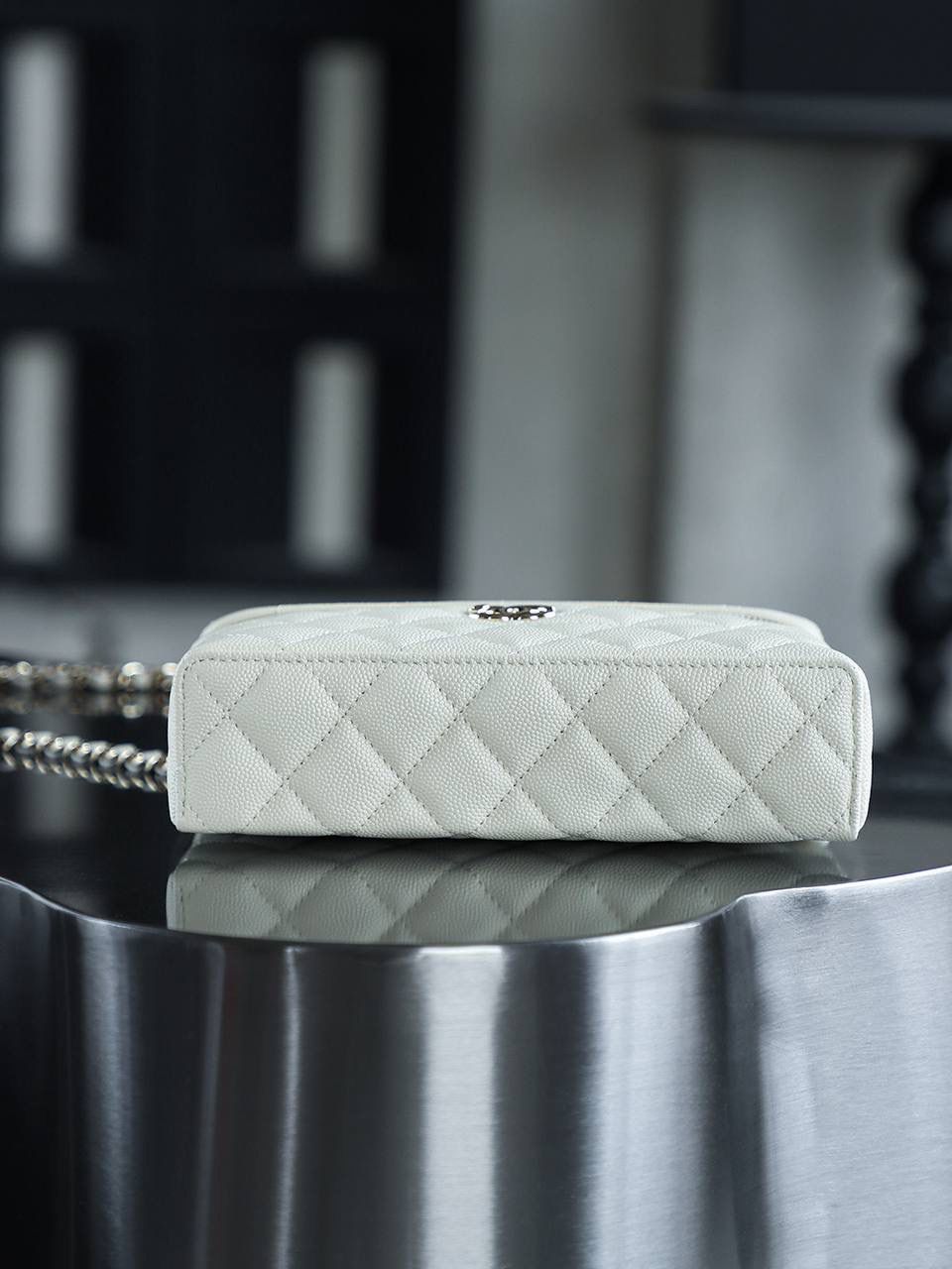 25C盒子包鑒定版👜 一包一碼 支持全球鑒定查驗身份證原廠專G 三隻羊皮料過關清單資料可査詢 25C腰線LP盒子包，獨特設計，一眼傾心！ 方正的包身線條簡潔俐落，致敬了50年代vintage手袋的復古廓形，展現出一種獨特的復古韻味。 包身中央那條優雅的弧形縫線，堪稱點睛之筆，不僅讓原本相對規整的包身瞬間立體有型，還為其增添了一份靈動與俏皮！ 五金：全鋼淺金扣 皮料：impala三隻羊中小球 尺寸：17*19.5*5cm