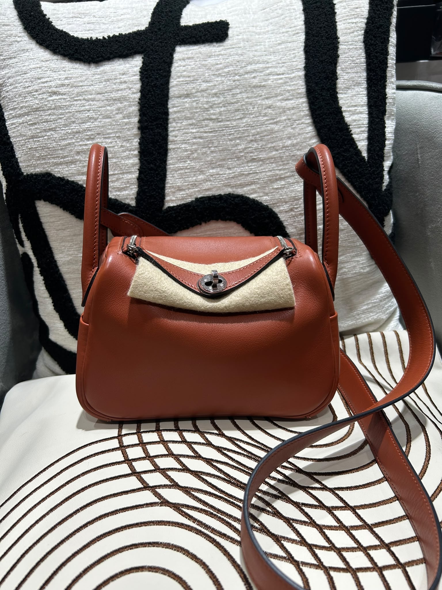 Hermes mini Lindy,STAMP U  古銅色,  100%Authentic ,99%New✅塵袋✅box