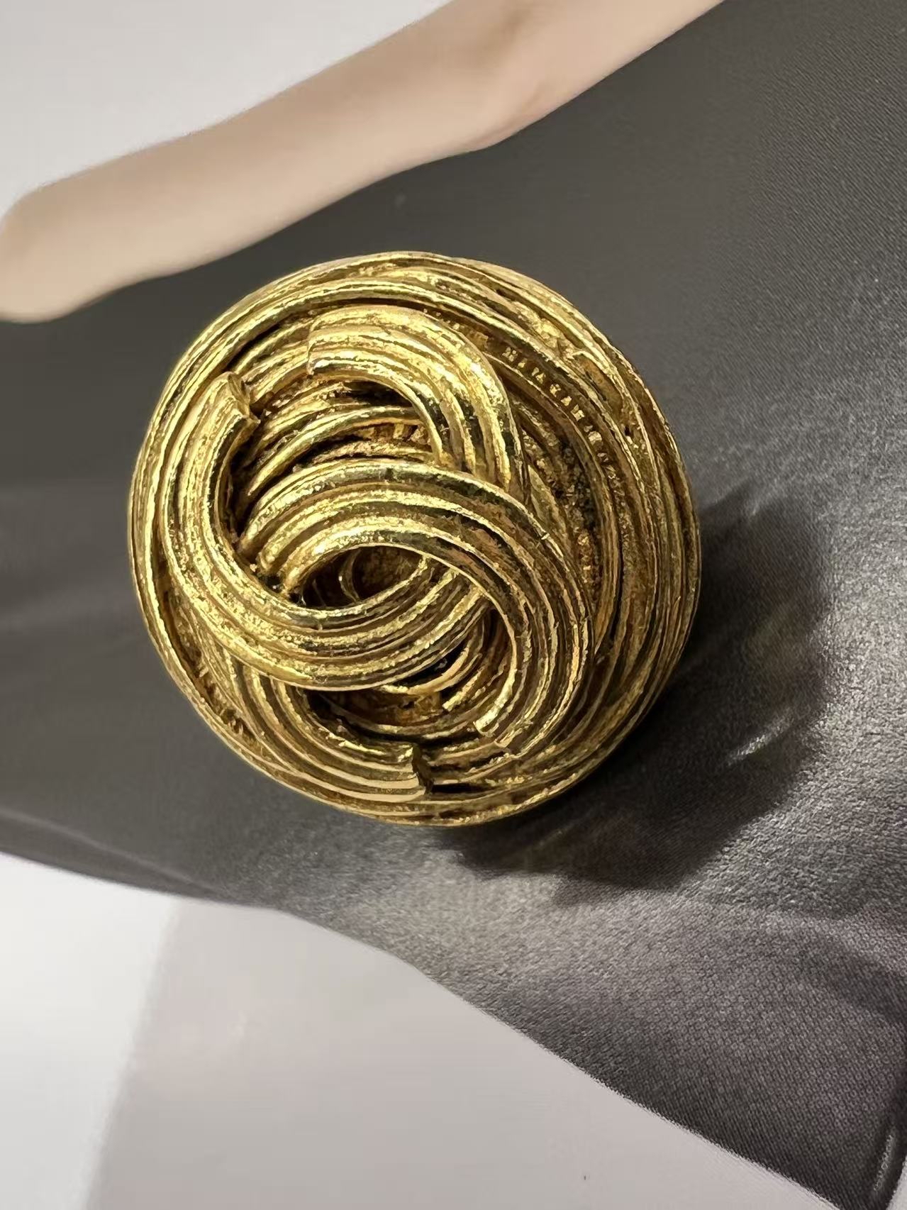 Chanel 復古經典Logo金色耳飾