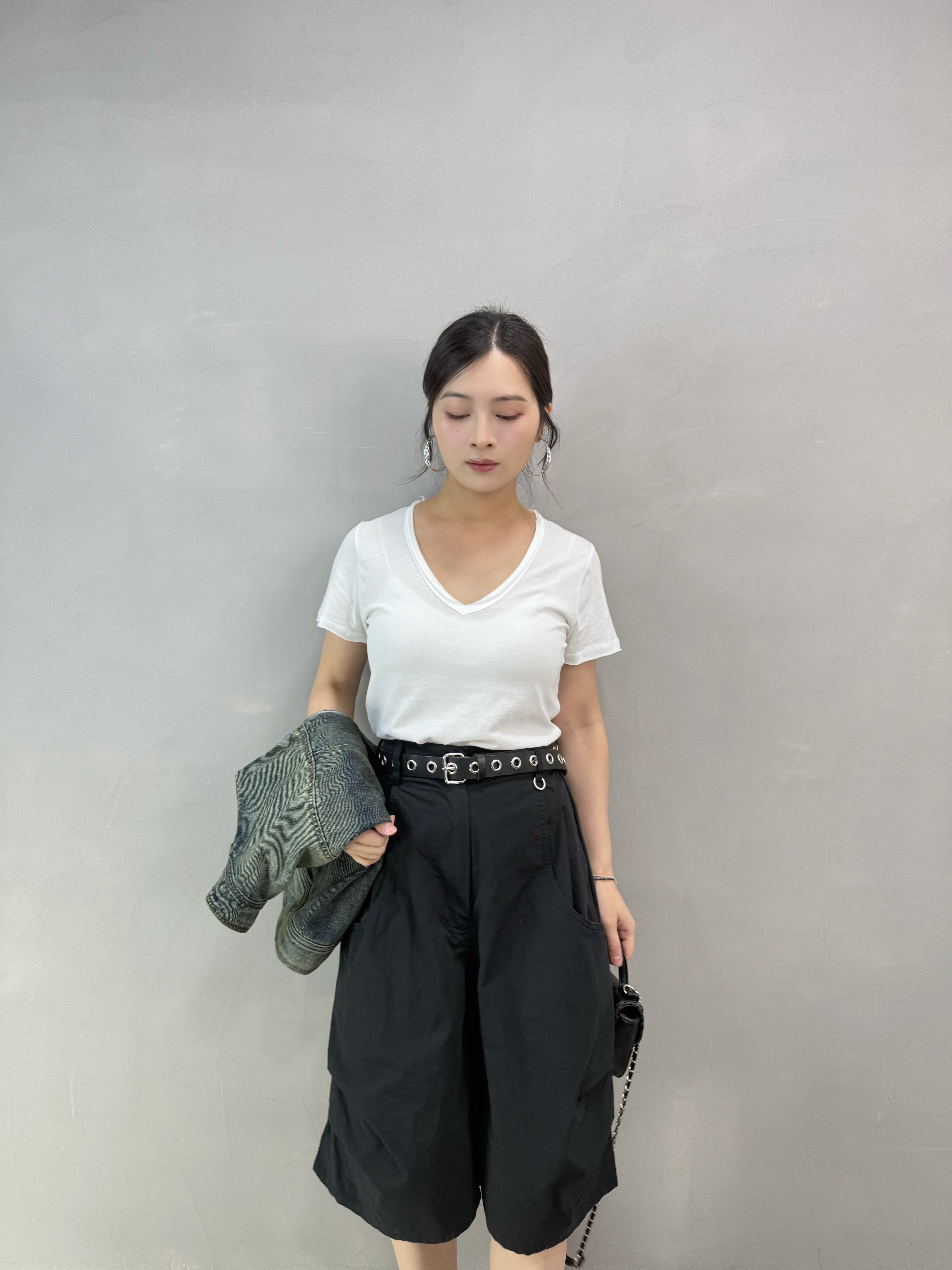 A09 剪邊V領Tee