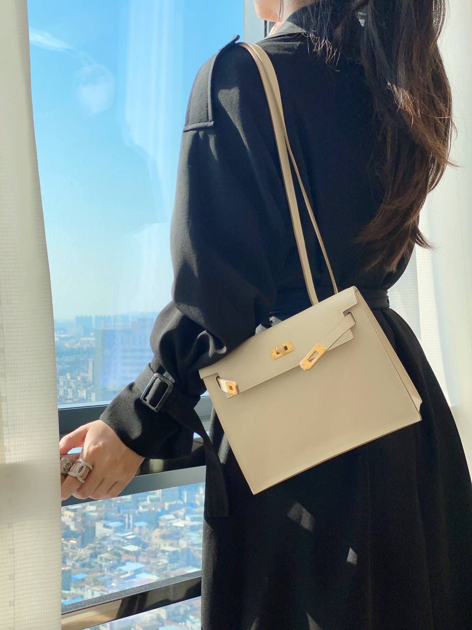 『奶昔白·金』 ‘’Kᴇʟʟʏ ᴅᴀɴsᴇ • Evercolor 🎀 时尚圈就是一个圆！ 最厉害的就是六种背法： 斜背、侧背、肩背、腰包、背包、手包 集美们一定要安排起来‼️ 22Cm