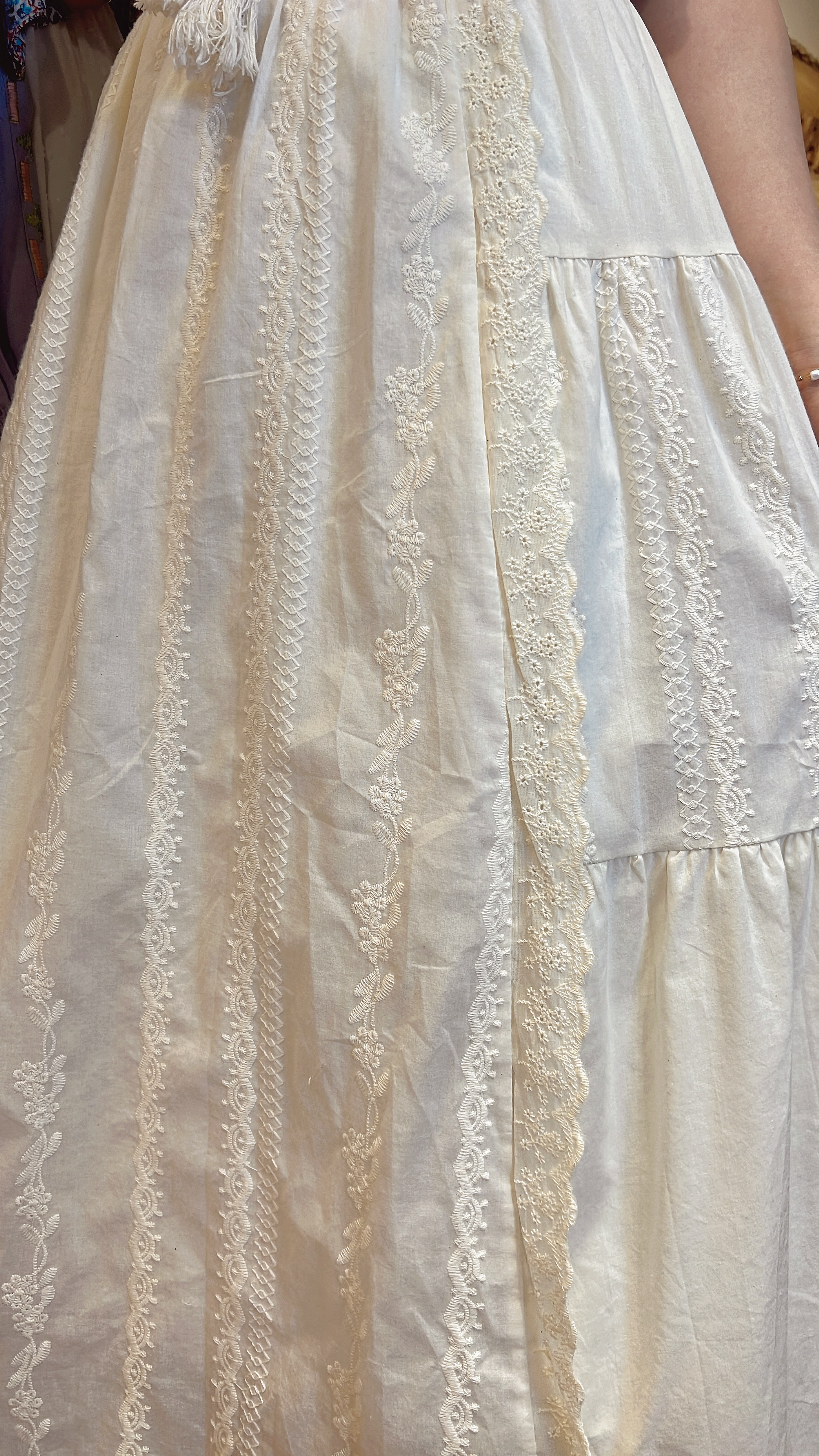 2068 White Lace Skirt 33"