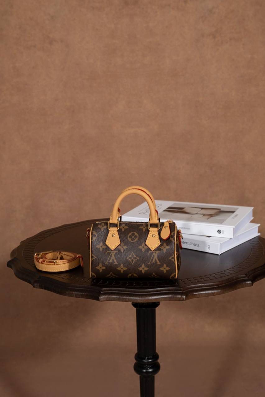 LV 枕头包🎀 这款 Nano Speedy 枕头包， 真的一眼就会被迷到 😍✨ 是 真正原厂级品质，ZP 正品级， 从材料、五金、车线到油边， 全部都用 正品级原材料，质感很稳很放心 👍