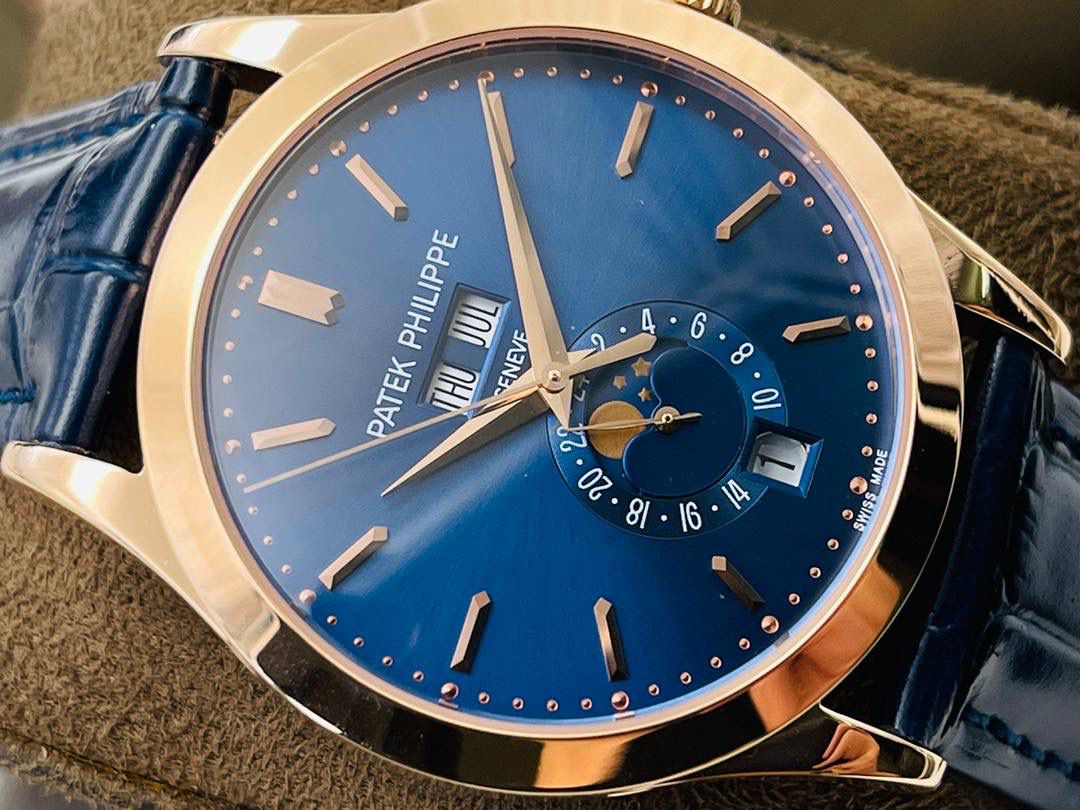 市场最高版本 百达.翡丽复杂功能计时5205G腕表！ 1⃣️历经两年不断对机芯进行改造与调试，一贯追求以原装工艺为目标！ 2⃣️直径38.5MM！ 3⃣️功能同原装一致，月相/星期/月份/日历！ 4⃣️字面为高难度双色渗透，非普通厂工艺！ 5⃣️蓝宝石玻璃镜面，表面镀多一层通透！ 6⃣️（技术突破)采用海鸥机芯改进为一体Cal.324S机芯！ 大小夹板均能做到完美倒角效果，并做镀铑加工。 7⃣️夹板采用瑞士进口宝石轴承点缀，色泽纯良，鲜艳自然