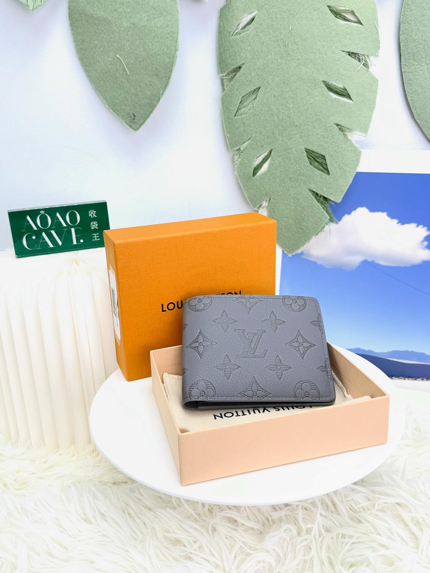 Lv🤍全新 新款真皮壓紋 灰色短銀包🩶 Size : 12*2*9cm 配件 - 塵袋、盒🫶🏻 💰優惠價 - $5380 New  #AOAOCAVEHERMES🫶🏻 #收袋王  喜歡的話快點pm/whatsapp 我們💓 銷售熱線51111 321（whatsapp)  我們服務包括有：手袋飾物回收、手袋置換(一換一、一換多也可以） 、專業手袋鑑證、專業手袋護理  購買方法 🏢親臨門市 荃灣南豐中心15樓1521室（荃灣地鐵站a出口1分鐘到）敬請預約 ❤️只賣正品正貨，任驗💓🫰🏻 ❤️‍🔥本店為香港註冊公司絕對真貨，信心保證👍🏻 🫰🏻本店設有鑑證服務，有駐場鑑證師  ✨歡迎追蹤我哋各個平台緊貼最新優惠x貨品🔥😍 👇🏻👇🏻👇🏻👇🏻👇🏻👇🏻👇🏻👇🏻  ⭐️Instagram: aoaocave  🌈Facebook: aoaocave收袋王  🔥Carousell: acluxuryhk  👆🏻👆🏻👆🏻👆🏻👆🏻👆🏻👆🏻👆🏻  ___________________________  Disclaimer🫰🏻All trademarks and copyrights are reserved to the original brand holders. @AOAOCAVE sells only authentic goods and is not affiliated with any of the brands mentioned.  @AOAOCAVE 跟任何品牌無關，而且沒有持有任何品牌資版權，亦沒有與任何品牌合作。所有商標及版權歸屬於品牌坊所有，帖子只作分享用途。  #aoaocave #手袋回收 #名牌買賣