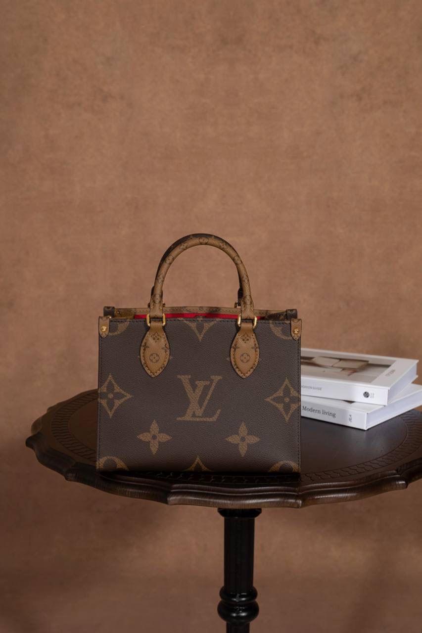 LV Onthego🎀 Toron 手柄搭配有品牌字样的提花肩带，风格对比很特别～ 还贴心附上 可拆卸零钱包，放零钱或小东西刚刚好，设计真的很加分👍 ▪️尺寸 25 × 19 × 11.5cm▪️ 大小刚好，不会太大也不会太小，日常出门超适合。 好看又实用，真的要说一句：设计师很懂女生啦～ 😆 这是 2023 早春系列，独家品质，这一季真的一定要选它！ 小号手袋把 Monogram + Monogram Reverse 拼在一起，再加上 Monogram Giant 图案，整体超有时尚感，怎么看都高级✨