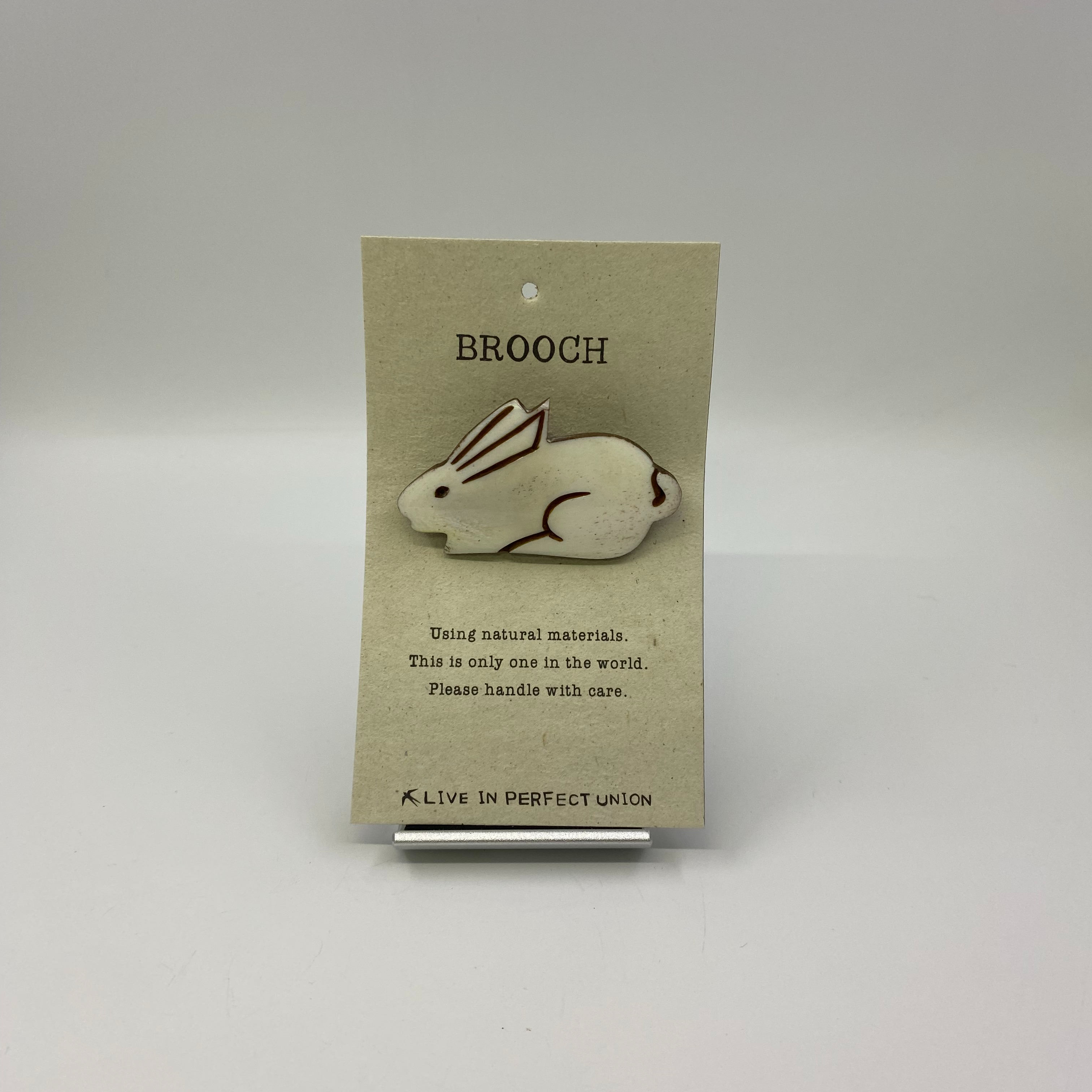 白兔胸針(象牙白）