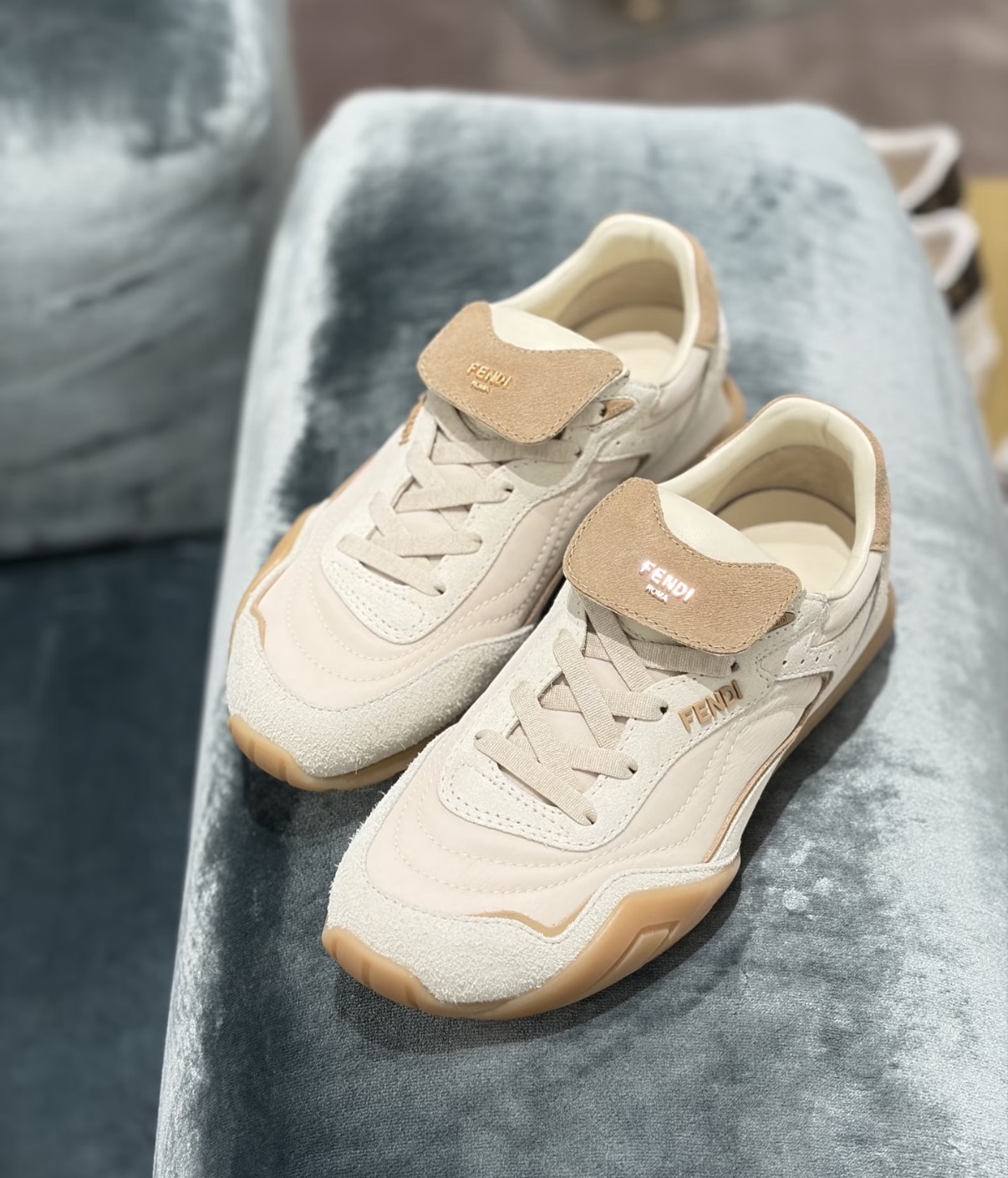 限時優惠✨訂貨🍒Fendi Wave sneaker  Size 35-37.5/38.5/39/40