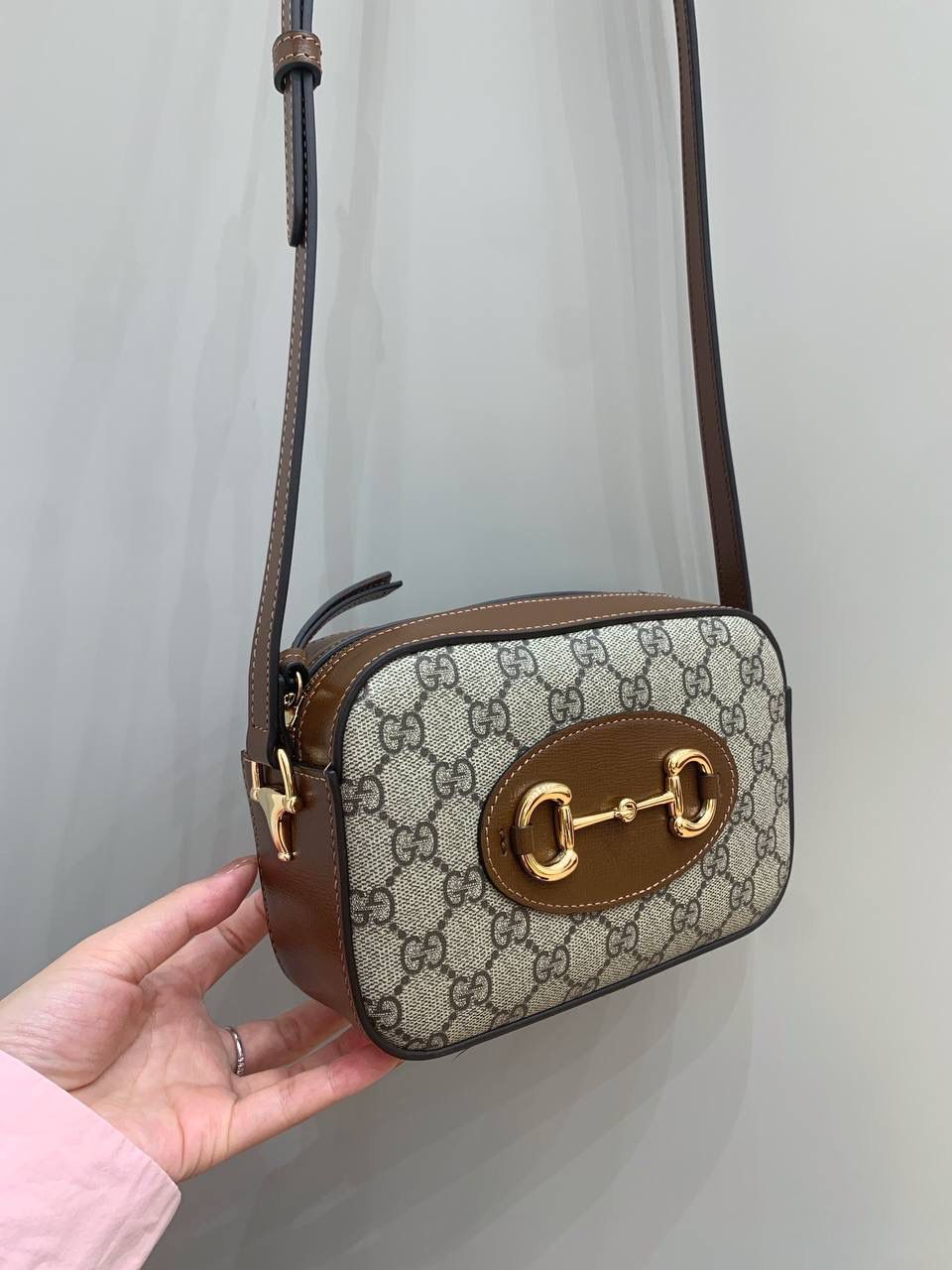 新背景实拍正品级 。Gucc1 horsebit 吐司包🍞 （顶级原皮) 啊啊啊啊啊！！超级无敌大爆款！ 这应该就是我心目中的白月光， 实物是那种看到不需要犹豫马上就会买的， 相机包很多款，目前为止这个是我心目中的to 马衔扣元素和这个面料一直是我最爱的搭配设计 只是没有想到做成相机包可以这么可爱有趣 简简单单的造型却如此耐看且有那么一点高级感 跟其他相机包完全不一样！！反正这个我一拿到我就很爱很爱很爱！🤩这个你们都可以入，必定会成为经典款！ 型号760196；尺寸20/13/6cm
