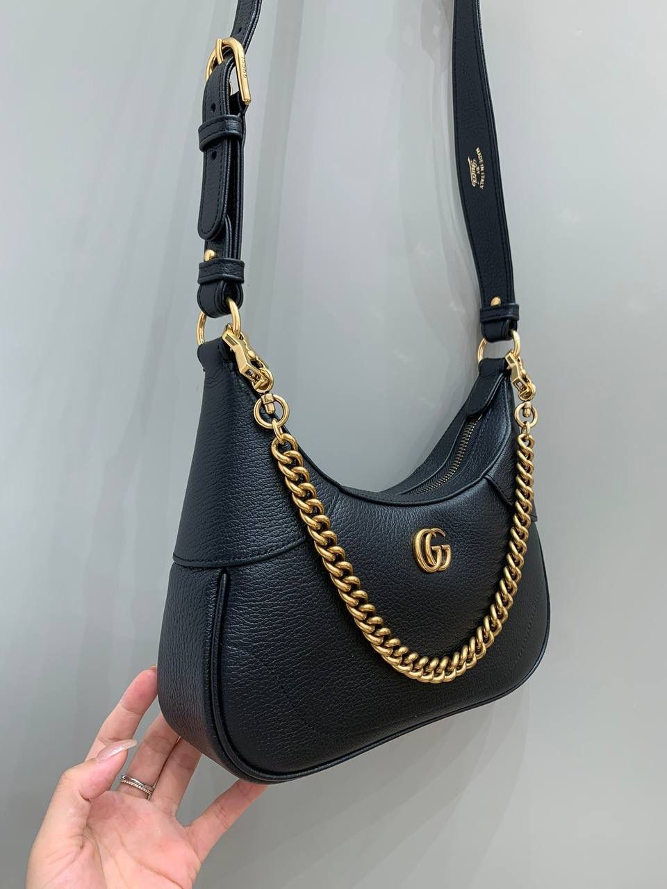 新背景实拍正品级 。 皮质长肩带斜挎背法； 这个背法应该是最舒服的，皮料没有厚重感，很轻，即使背在肩上也不会累，整个包非常轻巧，皮质看上去却却很高级，是你们会喜欢的！🤟🏻❤️