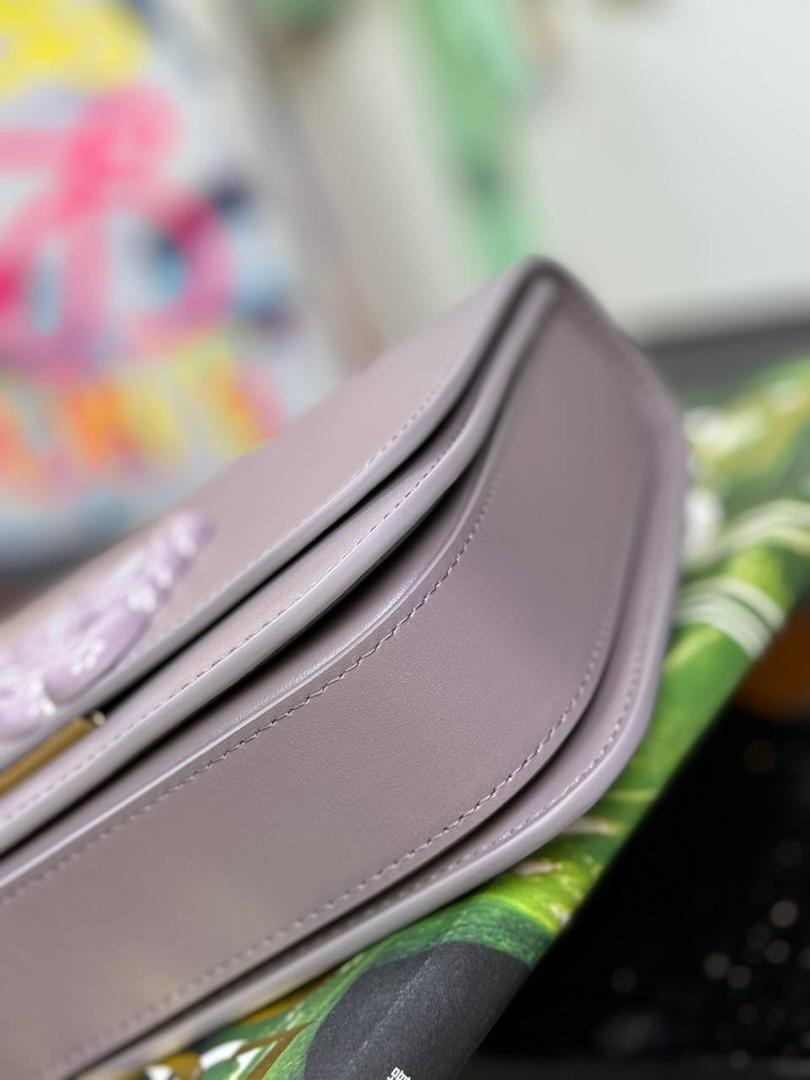 🎈单色釉𝘎𝘰𝘺𝘢*缎面皮 —【藕粉紫釉到货✅】 尺寸：𝟏𝟗-𝟔-𝟏𝟑.𝟓𝐜𝐦 编码：262123 【配全套礼盒】 ✅汲取古代单色釉瓷器色彩灵感，全新打造𝘓𝘰𝘸𝘦*单色釉系列。该款采用缎面丝绸牛皮搭配内里纳帕羊皮，手感丝滑细腻。正面立体膨胀𝘈𝘯𝘨𝘳𝘢𝘮 𝘓𝘰𝘨𝘰设计搭配陶瓷小兔子挂饰，堪称时尚界的艺术品。 ✅磁扣开合，内部3个隔层设计，以及按扣和背面小侧袋，收纳方便➕安全感满分，能装，好搭。