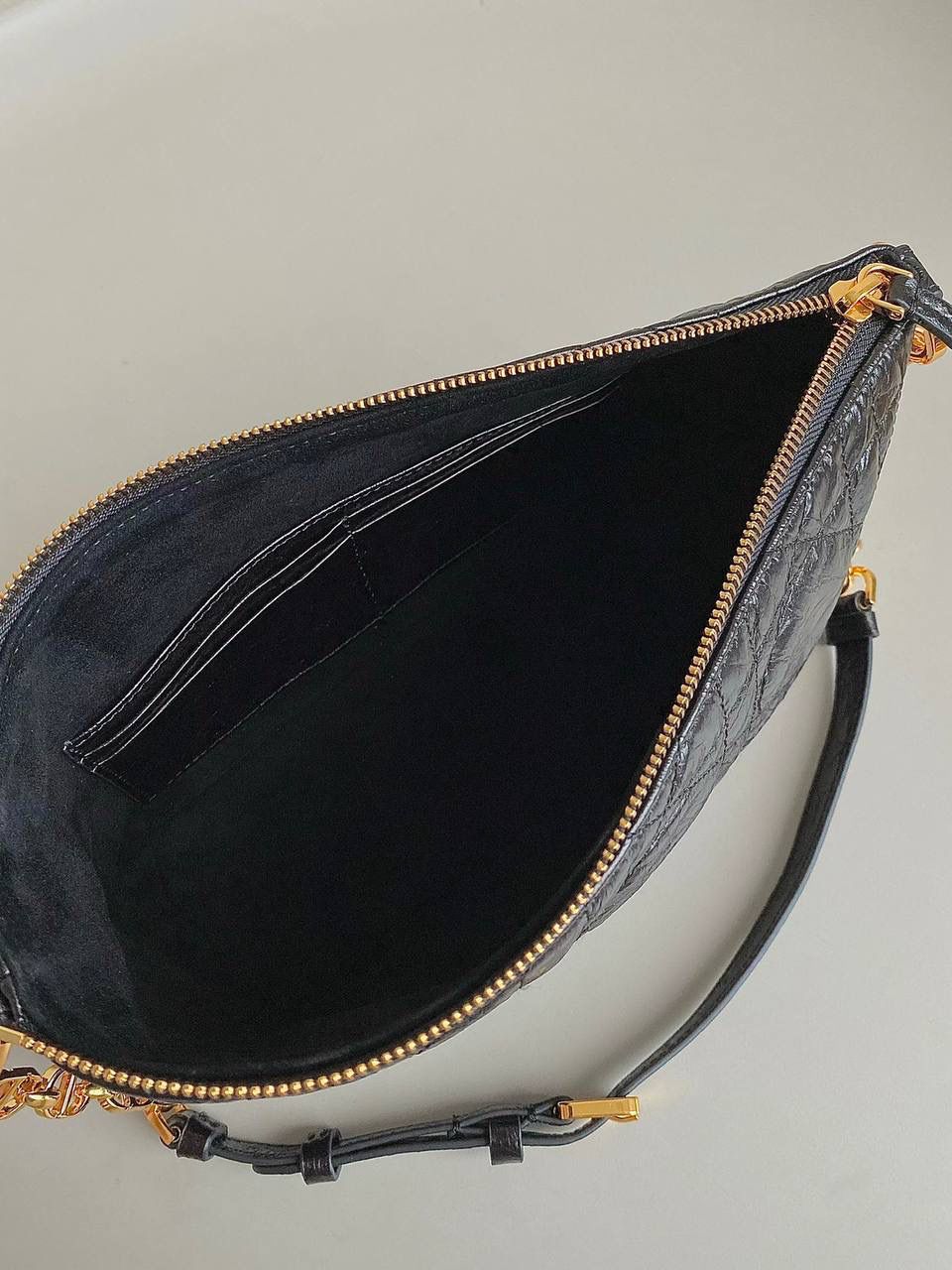 🈶油蜡黑（腋下包） 𝗗𝗜𝗢𝗥 𝘀𝘁𝗮𝗿 幸运星⭐饭盒包 又一重磅推荐了！近几年的饭盒包大火！ 各个品牌都有推出过，简直谁用谁可爱啊 爆裂纹油蜡皮材质，有光泽且柔软 日常通勤，出差当化妆包也是非常可以 微调后的饭盒包有着幸运寓意的星星拉牌 还有可以调节的链条肩带可以腋下背🌟🤟🏻🔥 28.5×14.5×10cm #6803m