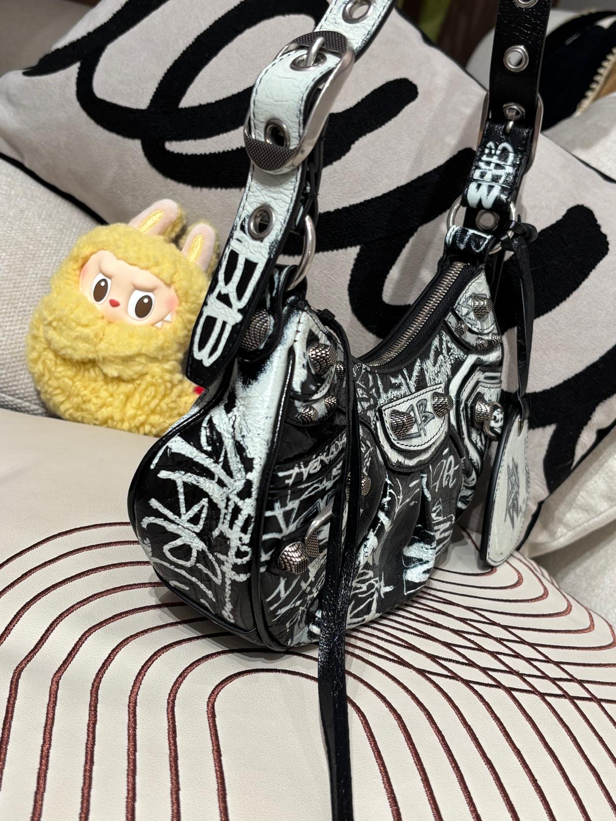 Balenciaga Shoulder Bag 100%Authentic, 98%New ✅Dust bag