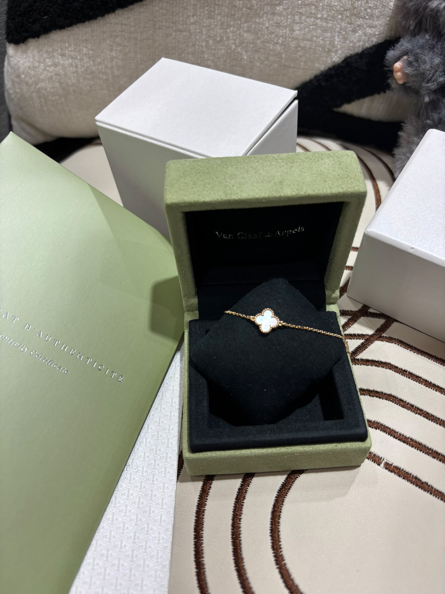 全新 Van Cleef & Arpels Sweet Alhambra Mother Of Pearl Bracelet VCA珍珠貝母Yellow Gold 18K 手鏈 100%Authentic,  全新貨品100%New ☑️專門店收據☑️證書☑️盒