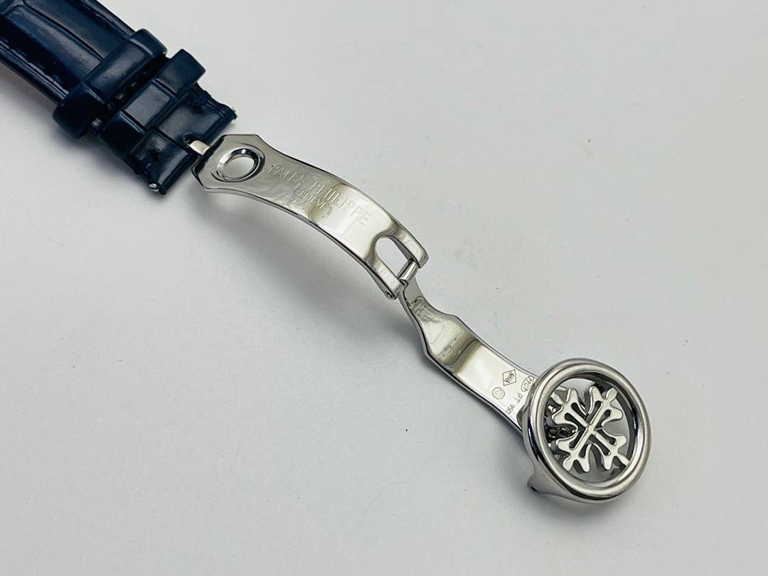 百达翡丽5320G-001超级复杂功能时计！🔥🔥 1⃣️直径40毫米一体冲压成型的双层式精钢表壳，致敬了经典的设计语言奶油色的表盘营造复古氛围，表盘边缘刻印有密分秒数刻度，配金质阿拉伯数字及五分钟凸圆刻度字钉，更有立体感。时分指针以巴顿式设计为基础，配以尖长的针尖，这特色造型是呼应了 1950 年代 Ref. 1463 计时码表的指针。 2⃣️表盘6点位置是月相显示和日期分拨。所有的万年历标志都很好，一眼就能读懂。 3⃣️内里搭置了仿324 S Q 自动上链机芯，是 324 自动上条传奇机芯的精装版本。机芯夹板桥经倒角，边缘作细意打磨，主夹板饰以鱼鳞纹，而夹板则缀以日内瓦波纹，夹板表面有包金雕刻，螺丝凹槽经打磨和倒角，连钻孔亦同样经打磨处理。