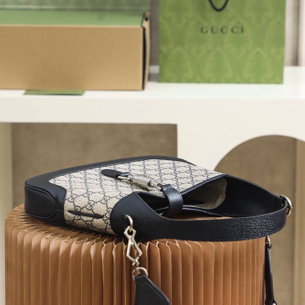 新配色𝐉𝐚𝐜𝐤𝐢𝐞 𝟏𝟗𝟔𝟏原厂皮#678843# YY# 🔹尺寸：28*19*4.5cm🔹 𝑱𝒂𝒄𝒌𝒊𝒆焕新推出全新海军蓝配色系列， 米灰色碰撞海军蓝的设计，颜值太炸了💥 那种复古，那种怀旧感却又不失时尚感， 就是属于越看越好看的真香系列，随意穿搭，都能碰撞出不同的高颜值风格，肩带可调节，单肩/斜挎/腋下，都非常有品味的气息，满满的高级感！