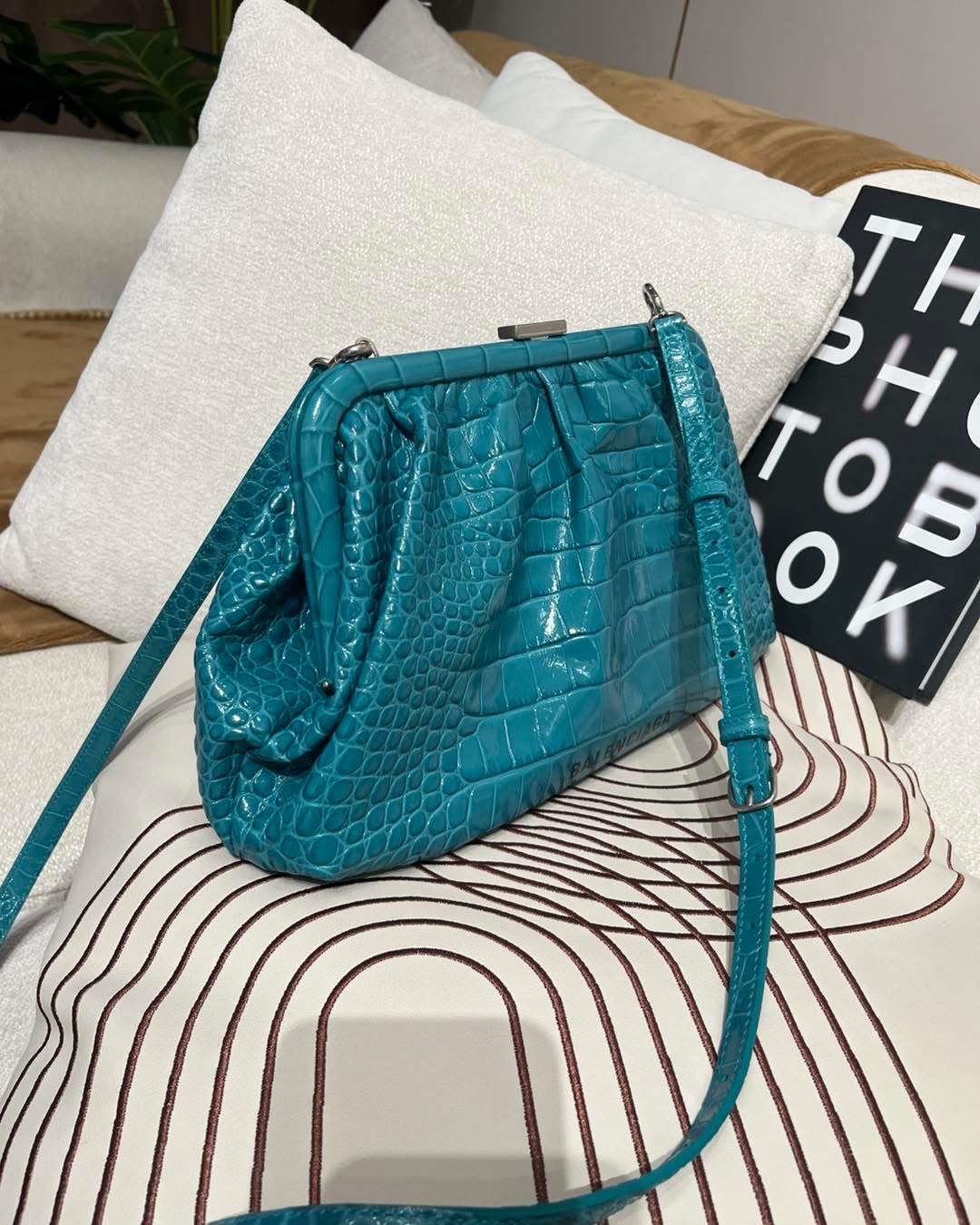 Balenciaga 雲朵油蠟牛皮斜孭袋100%Authentic,95%New