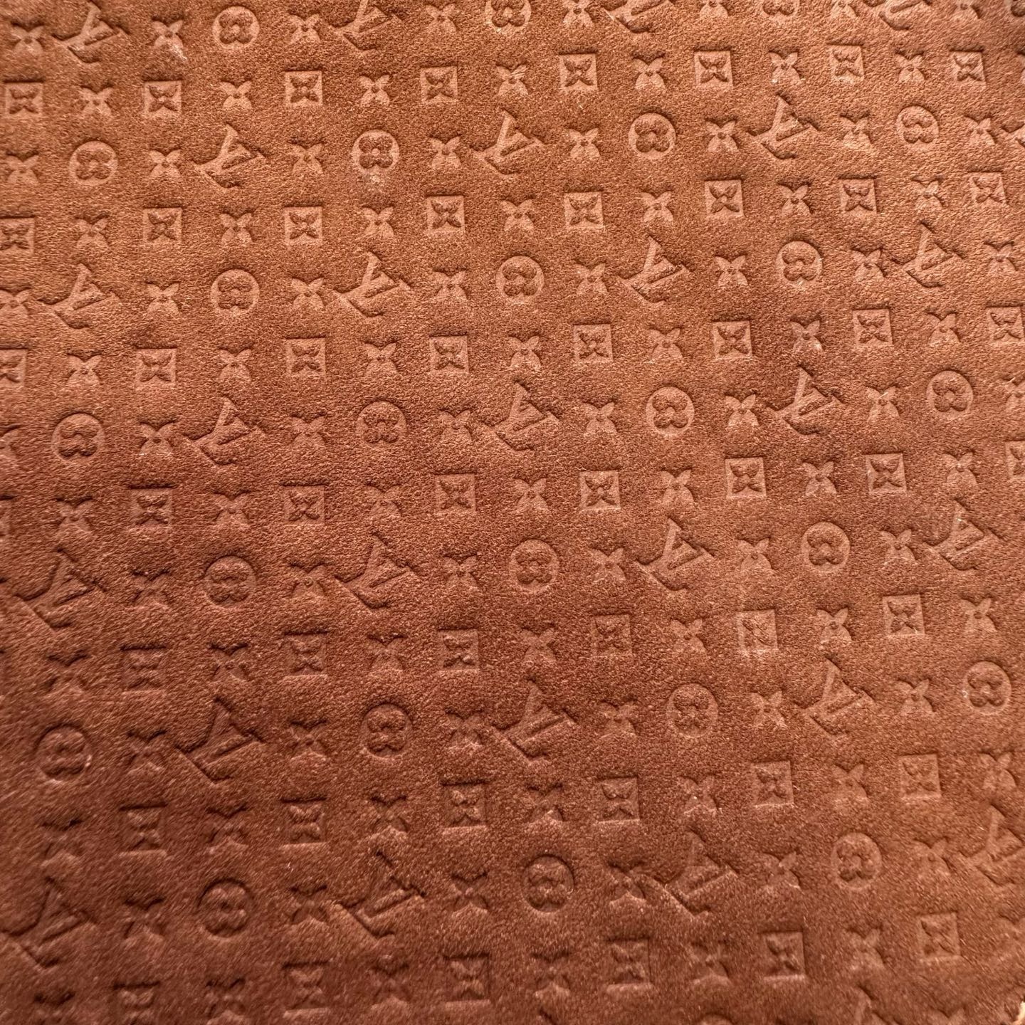 【原單】LV Monogram 皮革浮雕標誌直筒牛仔褲