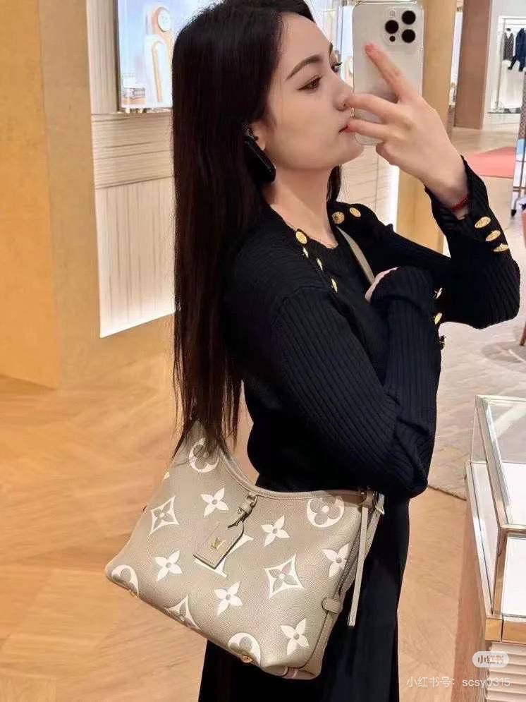 LV CARRYALL全皮 👜✨ 驴家牛皮压纹carryall托特包！ 老花carryall的热度到现在都依旧是最高的，这款包包做的超级用心，不管是从外观还是实用性来说都下了功夫。 两个颜色，黑色灰色，LV家的这种牛皮款，我个人还是非常喜欢的，皮质相比其他家小牛皮高级很多，而且用的越久皮质那种自然软踏的感觉就越高级 肩带可调节的孔位挺多可根据身高自由调节。斜挎的时候敞口的位置刚好在腰那个地方我觉得最舒服，而且包包整体不重日常背多久也不会累！名副其实carryall得容量很nice，还有一个子母包，子母包的实用性永远是不用质疑的 尺寸：29*24*12cm