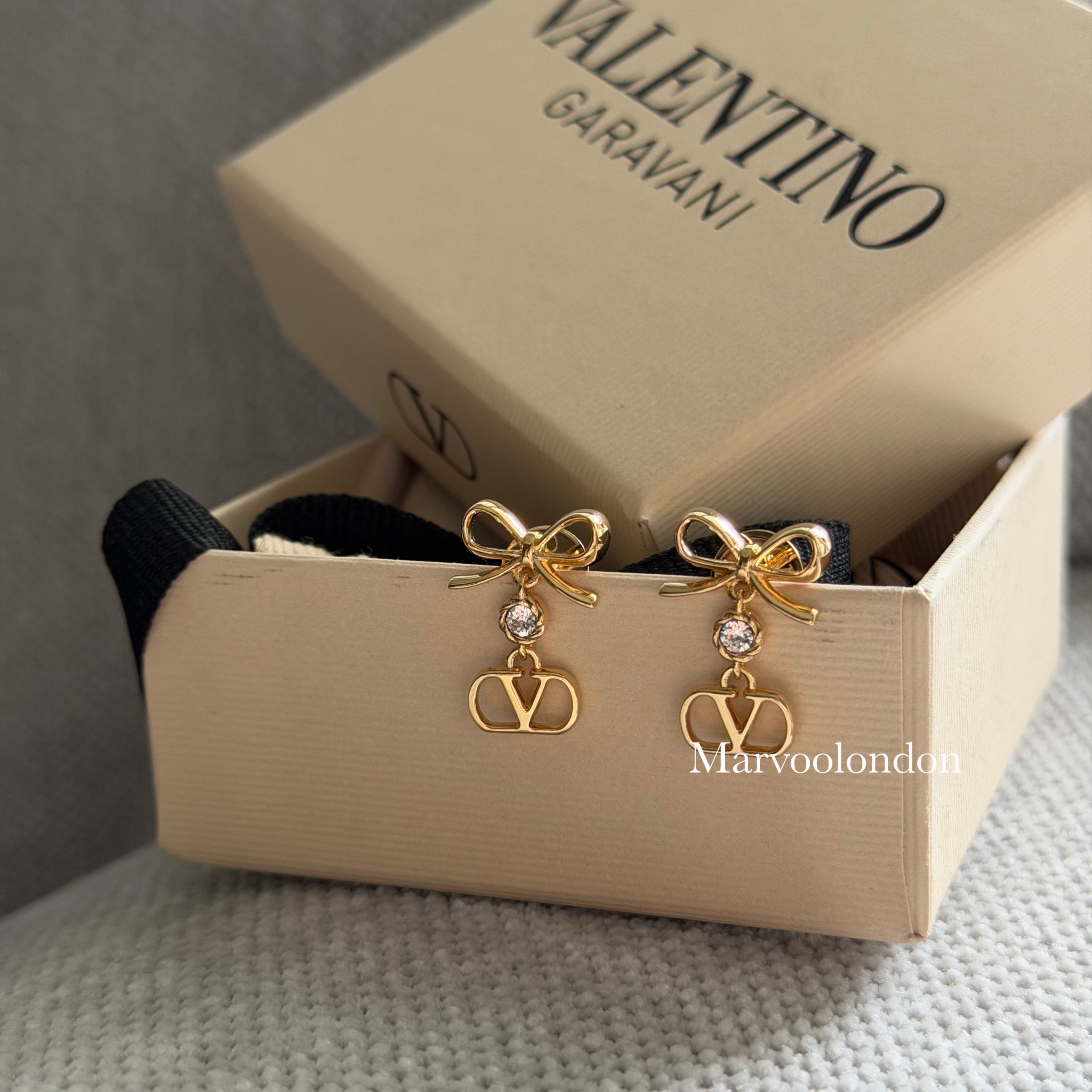 折後✨新款🆕訂貨📮 Valentino 蝴蝶結VLogo Swarovski 閃石 耳環