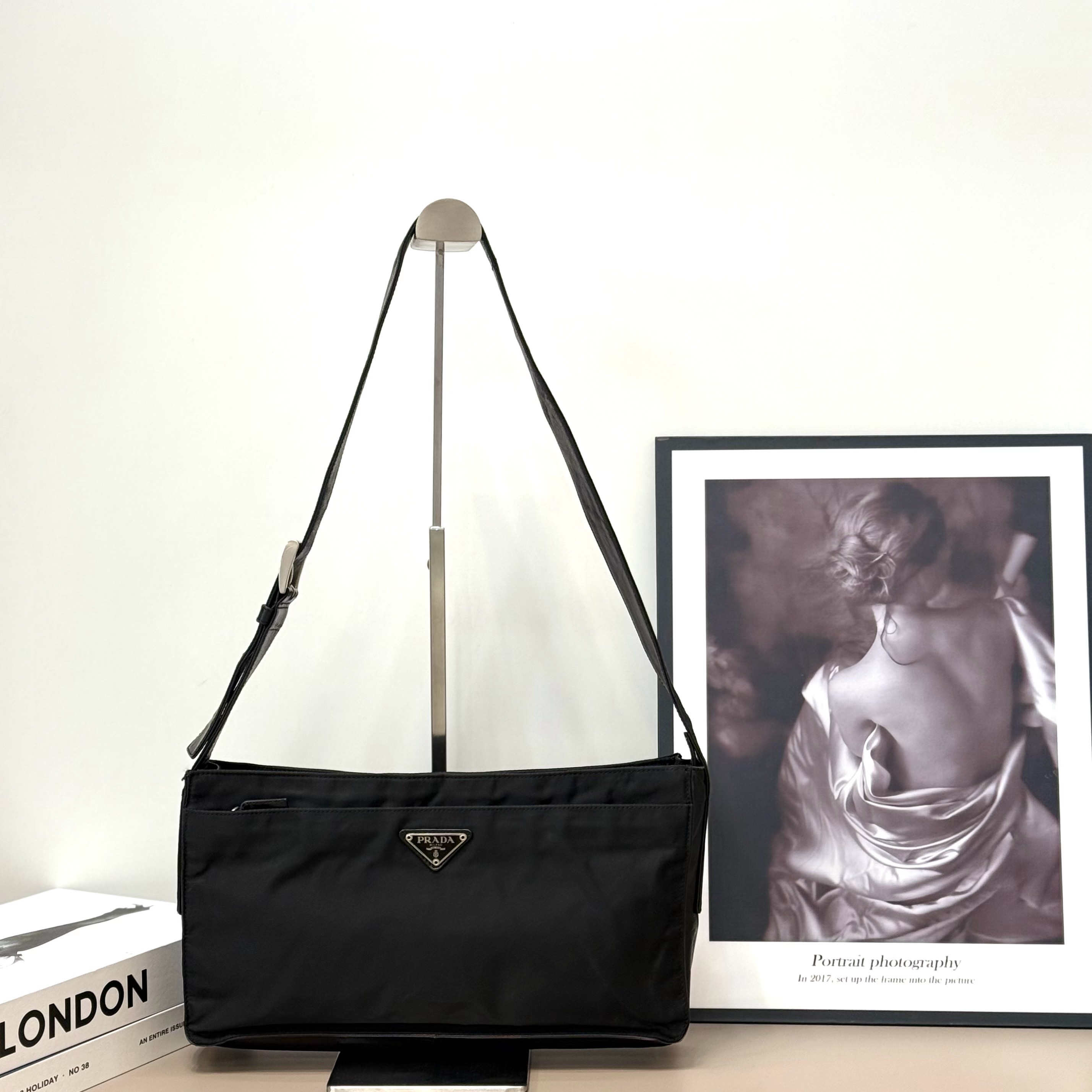 【預訂貨品】Prada黑銀尼龍拼皮雙層郵差包 