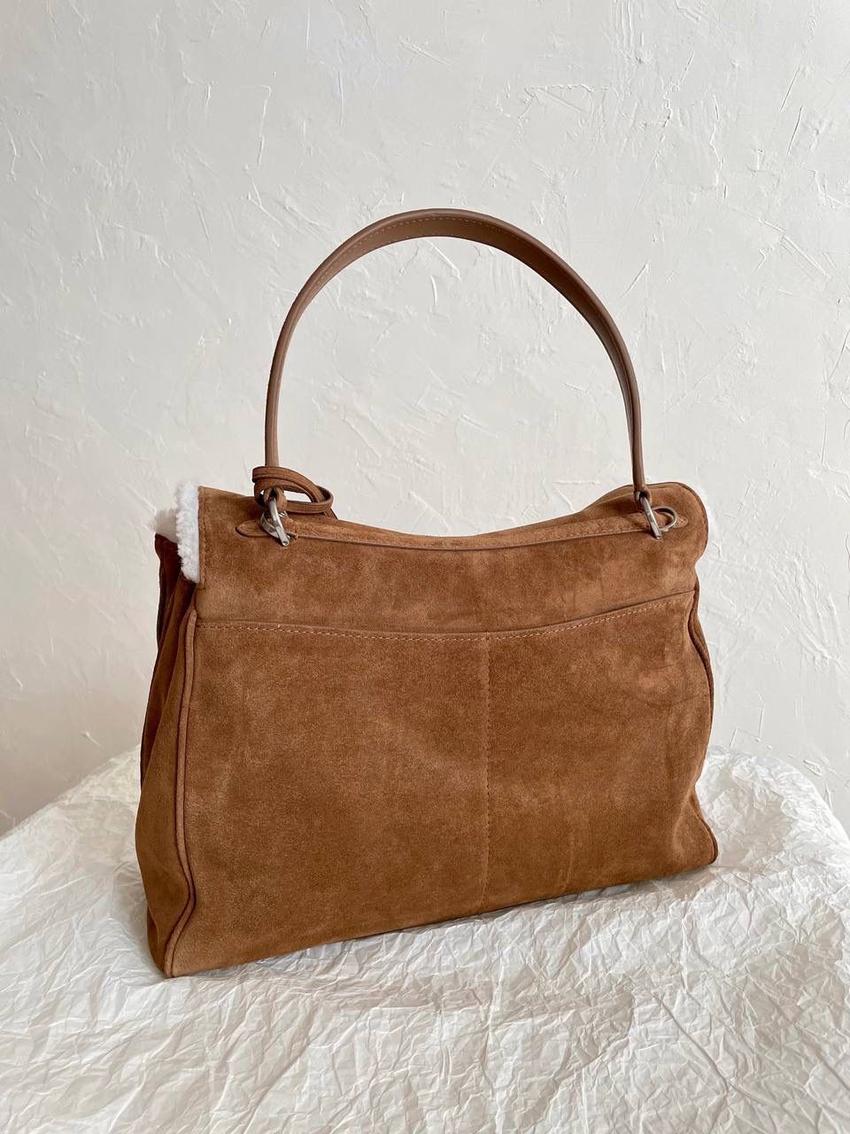 爆款🔥 ba1enciaga rodeo麂皮毛绒绒泰迪熊 中号🧸 看到这只包直接暖到心里去！ 好喜欢好喜欢好喜欢啊啊啊 本广东人想一秒入冬 我要立马背上这只 泰 迪 熊！ 除了喜欢没什么可说的 直接给我干词穷了 btw，这只也是买了zp回来对皮对毛的哦 米白色的毛毛，毛要足够粗密，且要卷 我知道市场很多直接用细软直的来做 不敢想象实物有多jia...打咩打咩🙅🏻‍♀️🙅🏻🙅🏻‍♂️❌ 我们开发一直都是秉着认真负责的态度 相似度你们就放一百个心吧！交给我们！ 中号：35×23.3×10.9cm789772m