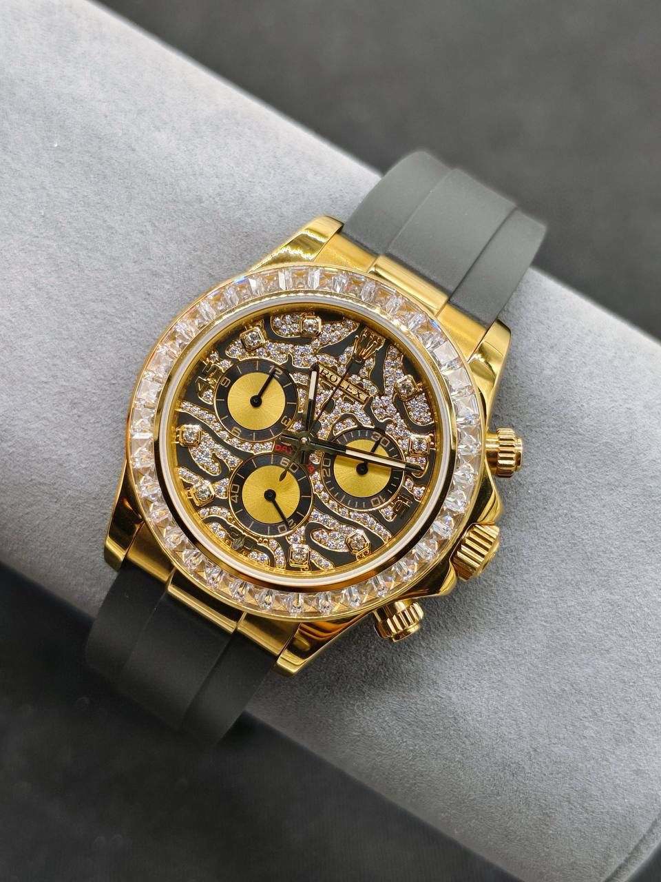 劳力士 迪通拿 Daytona「Eye of the Tiger 猛虎之眼」 型号：116589TBR（特殊款） 表径：40mm 机芯：7750 自动计时机芯 功能：计时、防磁 材质：白金 / 黄金 外观特色：黑金虎纹面盘，灵感来自老虎斑纹 外圈镶 36 颗 T 方钻 表盘与刻度满钻，奢华醒目 定位：2019 年巴塞尔表展推出的高端特殊款 特点：官方低调款，不在官网和普通门店展示 整体风格：强烈、霸气、极具辨识度，被表迷称为“虎纹迪通拿 / 猛虎之眼”🔥🔥🔥