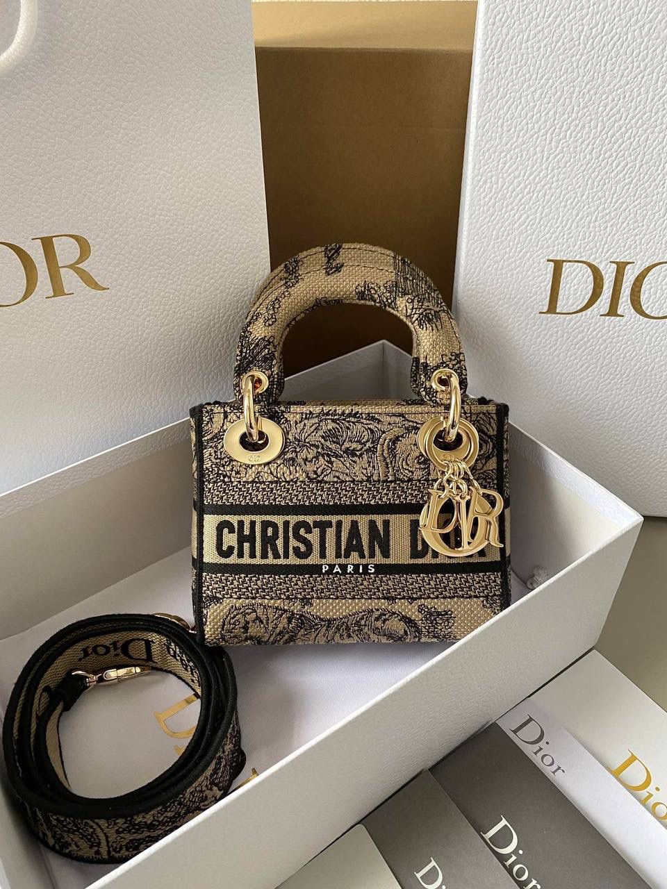 🈶浅咖迷你 ✨𝗖𝗗 𝗟𝗮𝗱𝘆 三格刺绣"丛林老虎" 老虎系列不断推出新的颜色 不得不说冬季的浅咖色系非常好看 温温柔柔，有种复古的法式浪漫风阿 17×15×7cm