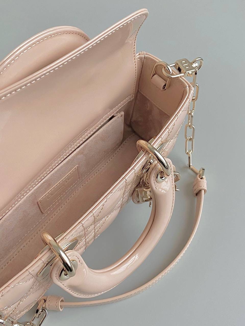 沙粉💗 𝗗𝗶𝗼𝗿 𝗗-𝗝𝗼𝘆 𝗯𝗮𝗴漆皮款，新色 时尚果然就是轮回，回归了一把中古戴妃 长方包形，短链条➕细长肩带直接封神！！ 复古时髦感超强，真是什么场合都可以把住 绝对是lady中的天花板了，强势出圈啦姐妹们🌟🎀 中号/小号都🈶‼️