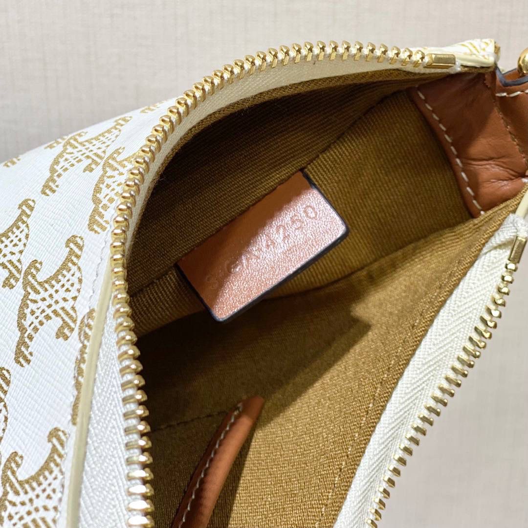 🔥大货实拍图 𝗖𝗘𝗟𝗜𝗡𝗘 ♥ 𝗧𝗥𝗜𝗢𝗠𝗣𝗛𝗘 𝗖𝗔𝗡𝗩𝗔𝗦 𝗔𝗩𝗔 灵感来自1990年代中古包Macadam，采用小巧优雅的月牙形轮廓，搭配耐看的棕色调凯旋门老花和小牛皮滚边，透出复古娇俏气质。型号：193952 尺寸：23*14*7cm