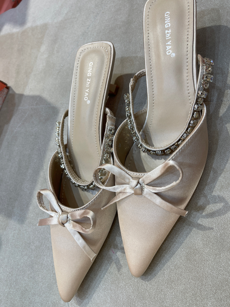 尖頭蝴蝶結鑽石帶鞋