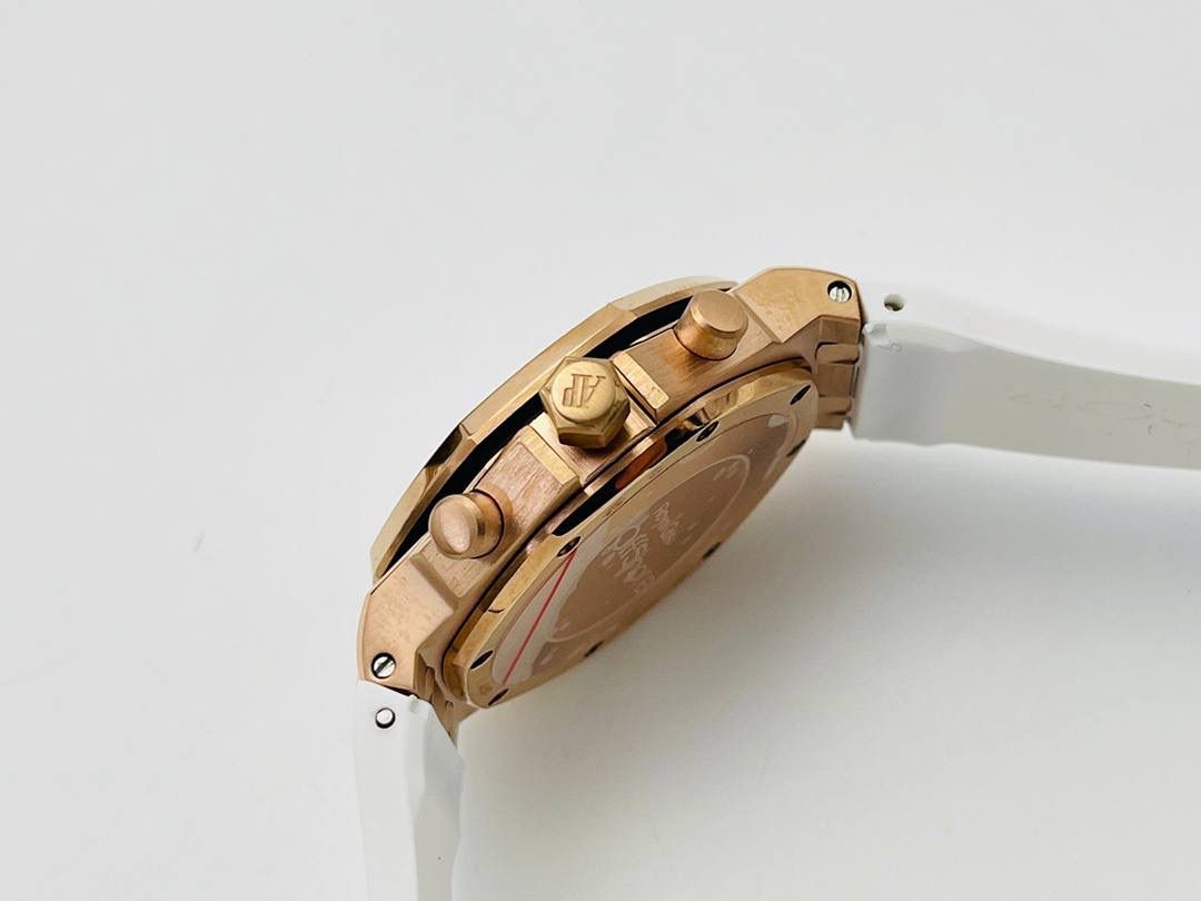 爱彼AP皇家橡树离岸系列37MM石英VK计时腕表！ 1⃣️瑞士进口石英机芯，此款爱彼是女款，不仅拥有男表的硬朗霸气风格，还增加了几分柔美、使得女装腕表更加时尚个性也是当下最热门的爱彼女式腕表之一！ 2⃣️表壳904L精钢！ 3⃣️圈口奢华南非钻，带来非凡触感与视觉享受！ 4⃣️表带采用白色液态硅胶，不一样的佩戴体验！ 非常难得的款式希望你们不要错过哦！欢迎您的品鉴！😎💯🚀