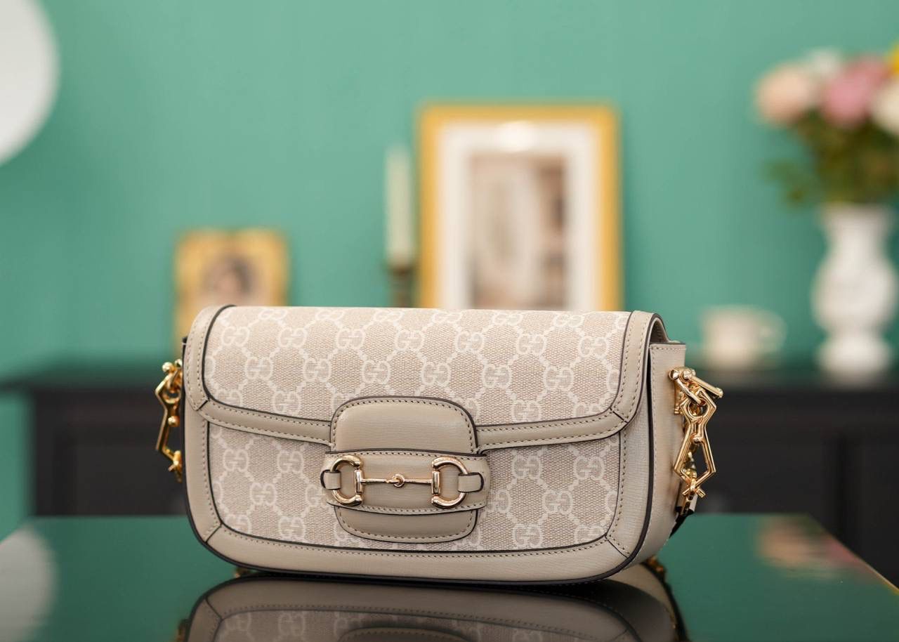 Gucci Horsebit 1955 Shoulder Bag in Beige and White