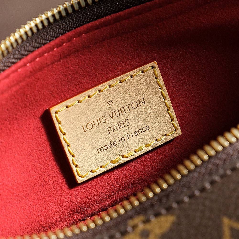 𝐒𝐋𝐎𝐔𝐂𝐇𝐘芯片菱形跳动码系列👜✨ 秋冬必备松弛感系列𝑺𝒍𝒐𝒖𝒄𝒉𝒚腋下包， 延续经典元素的同时又增添几分时尚复古高级的魅力， 崭新挂锁扣吊牌和经典标注新季元素，彰显馿牌的悠久传承与精湛工艺！ 它能够满足现代女性的多样需求穿搭，更能让你在不同场合上体现出多风格元素！ 五金材质：厚镀纯钢五金 皮料材质：法国原厂皮面料【芯片版】 尺寸详情：𝟐𝟐*𝟗*𝟑𝟑𝐜𝐦