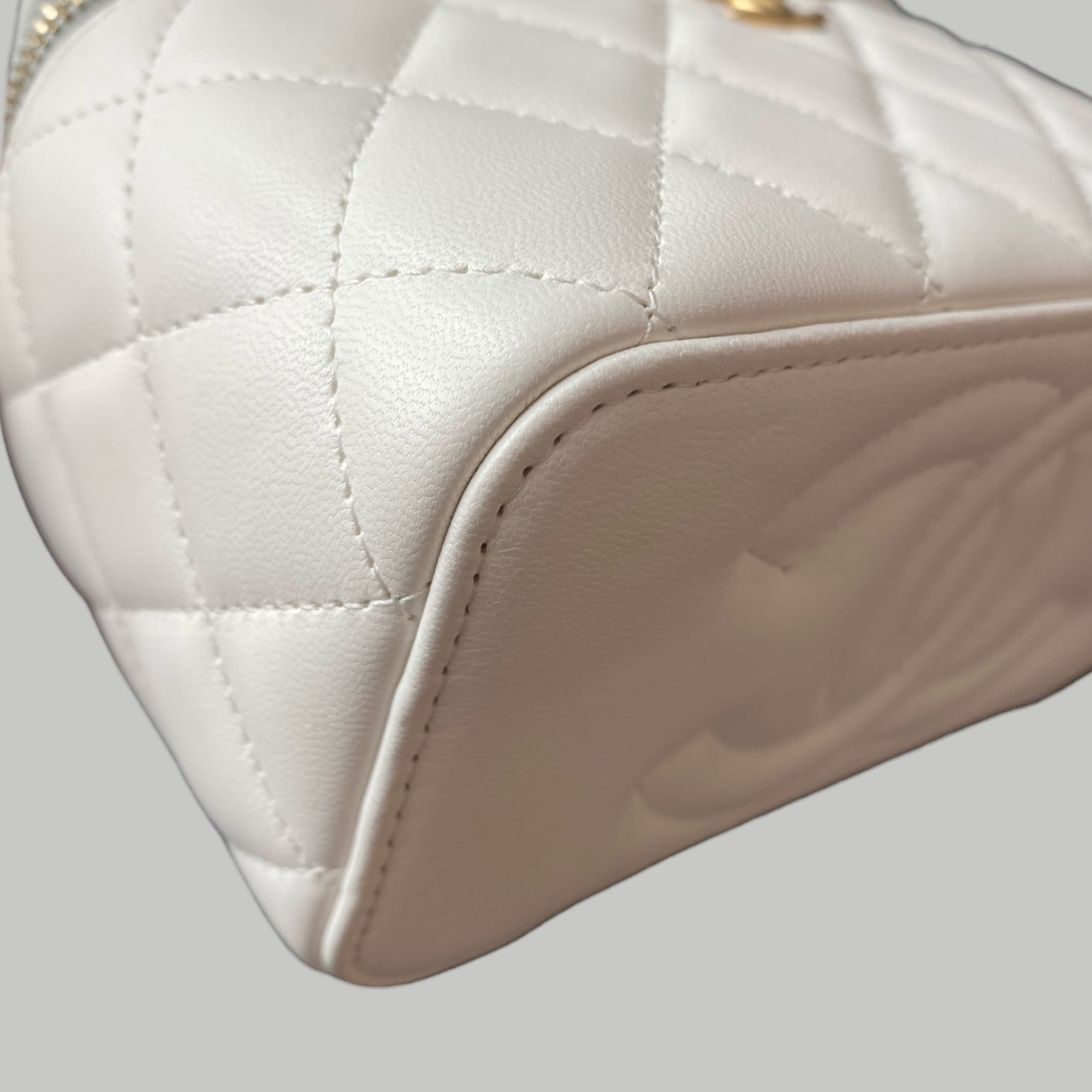 Chanel Lambskin vanity羊皮金球長盒子