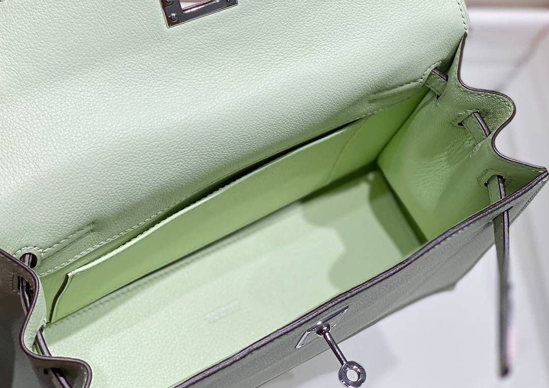 『气泡绿·银』 ‘’Kᴇʟʟʏ ᴅᴀɴsᴇ • Evercolor 🎀 时尚圈就是一个圆！ 最厉害的就是六种背法： 斜背、侧背、肩背、腰包、背包、手包 集美们一定要安排起来‼️ 22Cm