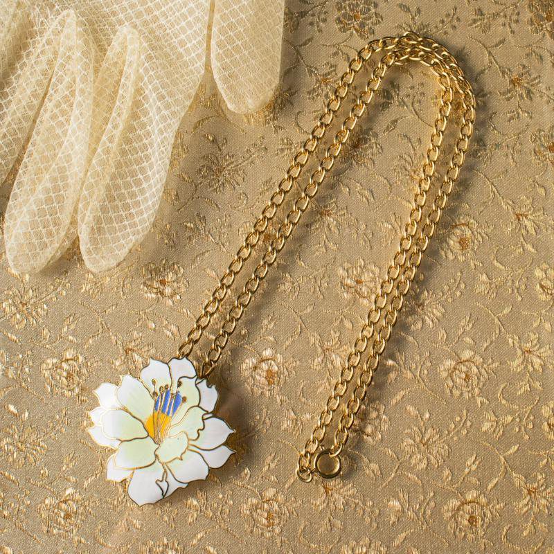 c.a. 1980-1990s Made in Taiwan Vintage Gold Outlined White Flower Cloisonné Pendant with Gold Chain(NA0670)