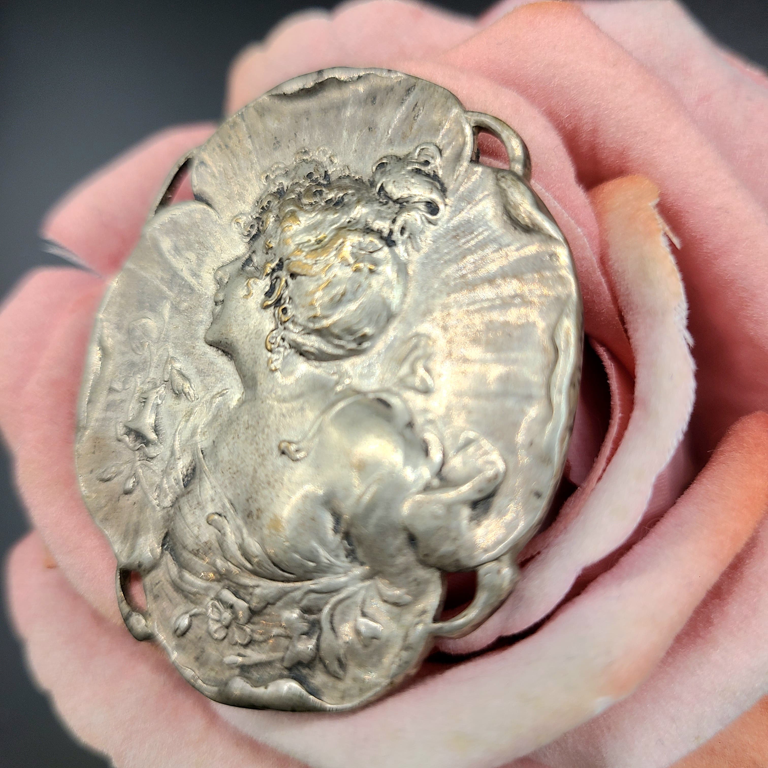 ART NOUVEAU鍍銀花形仕女胸針