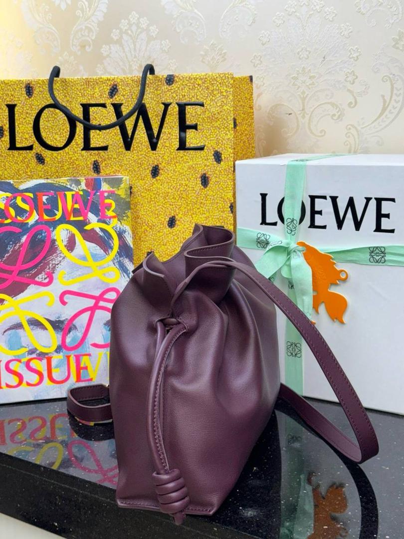 🎈全新升级—中号𝙁𝙡𝙖𝙢𝙚𝙣𝙘𝙤出货啦✅ ❤️升级版福袋正面新增品牌烫金𝙇𝙤𝙜𝙤代替压印𝙇𝙤𝙜𝙤，肩带加宽同时增加两侧狗扣五金代替原本皮穿扣肩带，精致又便捷🥰 ❤️独家定制皮料五金，小牛皮皮质手感十分柔软且耐用，肩带🉑拆卸🉑调节，多种背法任你选择，容量超大，日常出行必备😍 ❤️独家品控，完全对版细节，全套礼盒🎁包装给你满满的仪式感🥰 中号尺寸：𝟯𝟬-𝟮𝟰.𝟱-𝟭𝟬.𝟱𝗰𝗺 款号：052028酒红色