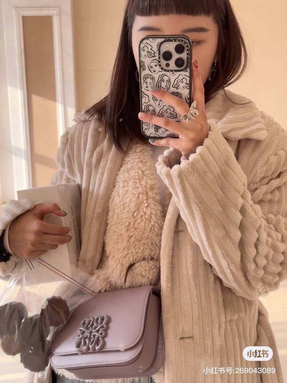 🎈单色釉𝘎𝘰𝘺𝘢*缎面皮 —【藕粉紫釉到货✅】 尺寸：𝟏𝟗-𝟔-𝟏𝟑.𝟓𝐜𝐦 编码：262123 【配全套礼盒】 ✅汲取古代单色釉瓷器色彩灵感，全新打造𝘓𝘰𝘸𝘦*单色釉系列。该款采用缎面丝绸牛皮搭配内里纳帕羊皮，手感丝滑细腻。正面立体膨胀𝘈𝘯𝘨𝘳𝘢𝘮 𝘓𝘰𝘨𝘰设计搭配陶瓷小兔子挂饰，堪称时尚界的艺术品。 ✅磁扣开合，内部3个隔层设计，以及按扣和背面小侧袋，收纳方便➕安全感满分，能装，好搭。