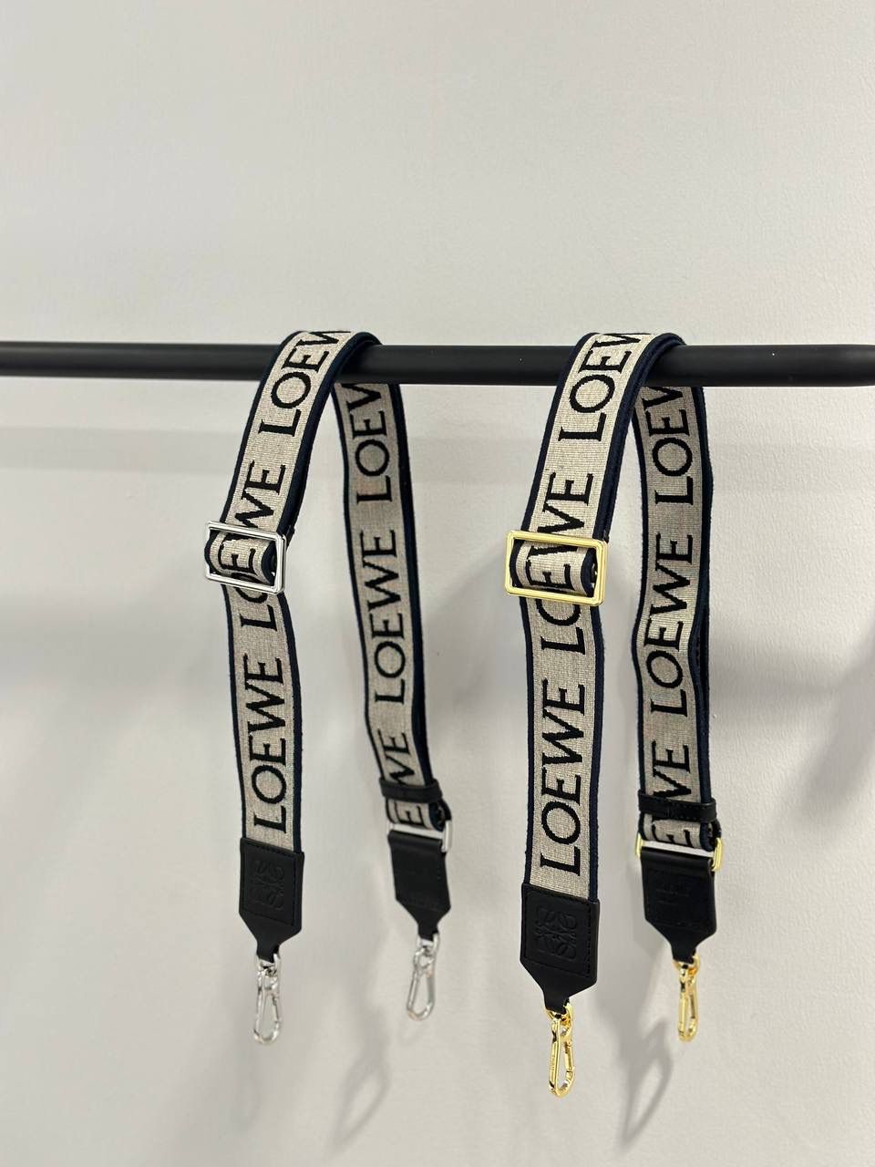 【黑/银尊享版】 —全新升级肩带出货啦❤️ 👉🏻独家进口机器，全新升级刺绣，无限接近砖贵𝙕𝙋👍 👉🏻满配Anagram图案，一条肩带，用途多多😀 长度：𝟗𝟗-𝟒𝐜𝐦 编码：182323 颜色：黑/银