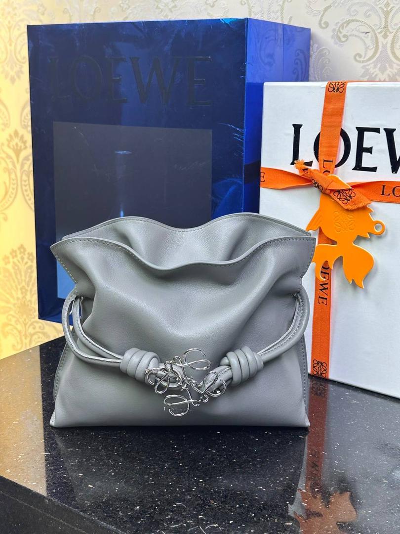 全新升级—𝙁𝙡𝙖𝙢𝙚𝙣𝙘𝙤出货啦✅ ❤️升级版福袋正面新增品牌烫金𝙇𝙤𝙜𝙤代替压印𝙇𝙤𝙜𝙤，肩带加宽同时增加两侧狗扣五金代替原本皮穿扣肩带，精致又便捷🥰 ❤️独家定制皮料五金，小牛皮皮质手感十分柔软且耐用，肩带🉑拆卸🉑调节，多种背法任你选择，容量超大，日常出行必备😍 ❤️独家品控，完全对版细节，全套礼盒🎁包装给你满满的仪式感🥰 迷你尺寸：𝟐𝟑.𝟗-𝟏𝟖-𝟗𝐜𝐦 款号：052030珍珠灰/新