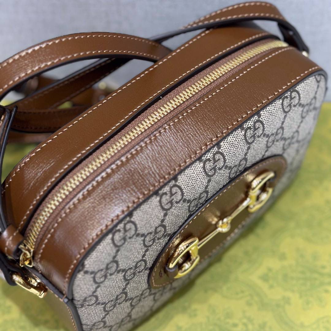 吐司🍞大爆款🔥 再来一组细节图；以表达我对他的强烈爱意，哈哈哈哈哈哈！Gucc1 horsebit 吐司包🍞(顶级原皮) 啊啊啊啊啊！！超级无敌大爆款！这应该就是我心目中的白月光， 实物是那种看到不需要犹豫马上就会买的， 相机包很多款，目前为止这个是我心目中的top 马衔扣元素和这个面料一直是我最爱的搭配设计 只是没有想到做成相机包可以这么可爱有趣 简简单单的造型却如此耐看且有那么一点高级感 跟其他相机包完全不一样！！反正这个我一拿到我就很爱很爱很爱！这个你们都可以入，必定会成为经典款！ 型号760196；尺寸20/13/6cm