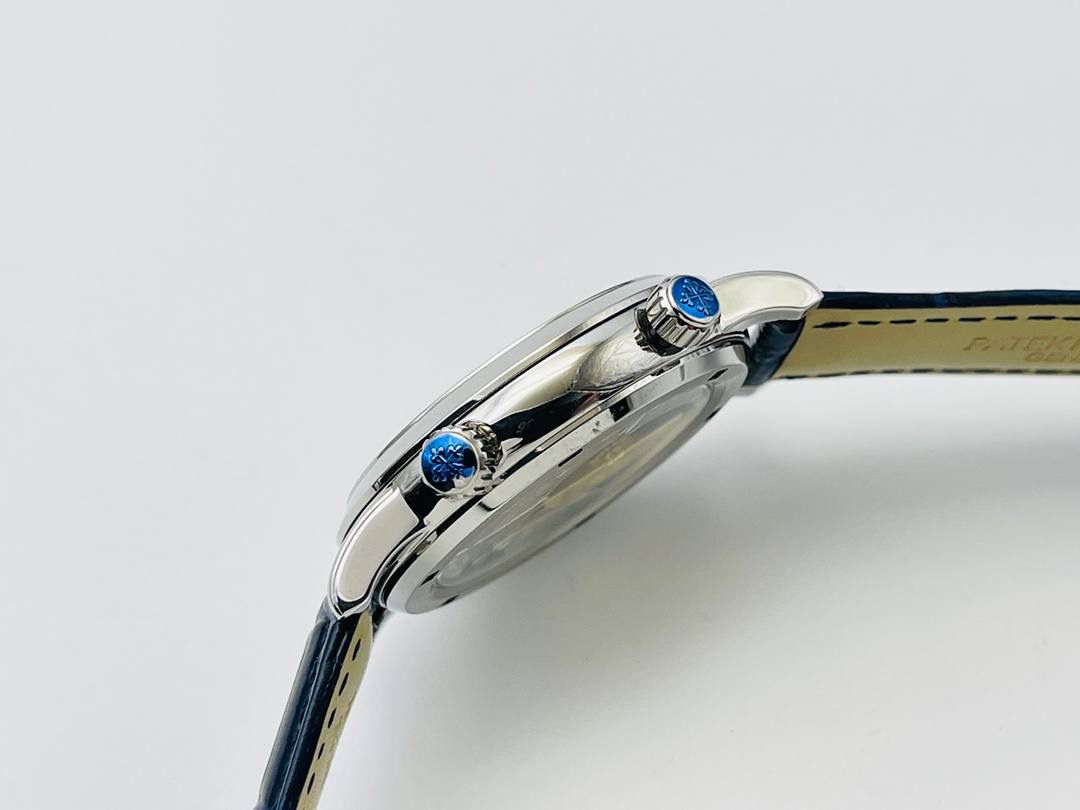 V4升级版 市场最高版本 功能跟正品一样 百达.翡丽星空升级终极版！升级细节： 1⃣️做到了跟正品满天星自动转的功能！ 2⃣️升级日历的排法和正品一样的顺序！ 3⃣️直径42毫米，厚度11毫米！ 4⃣️最大亮点：百达.翡丽星空里的月亮会根据天空上的月亮变化而变化！根据天空上的月圆月缺搬（初一月弯弯初十五月圆）到手表上了！